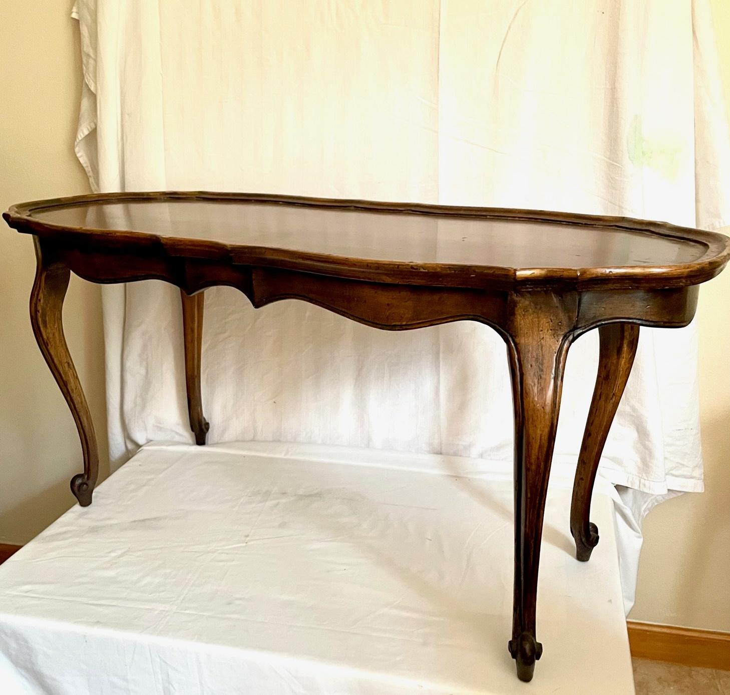 Table basse de style baroque français avec plateau en laiton allemand Yale Burge en vente 1