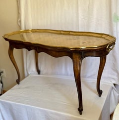 Mesa de centro Yale Burge con bandeja de latón alemana de estilo barroco francés