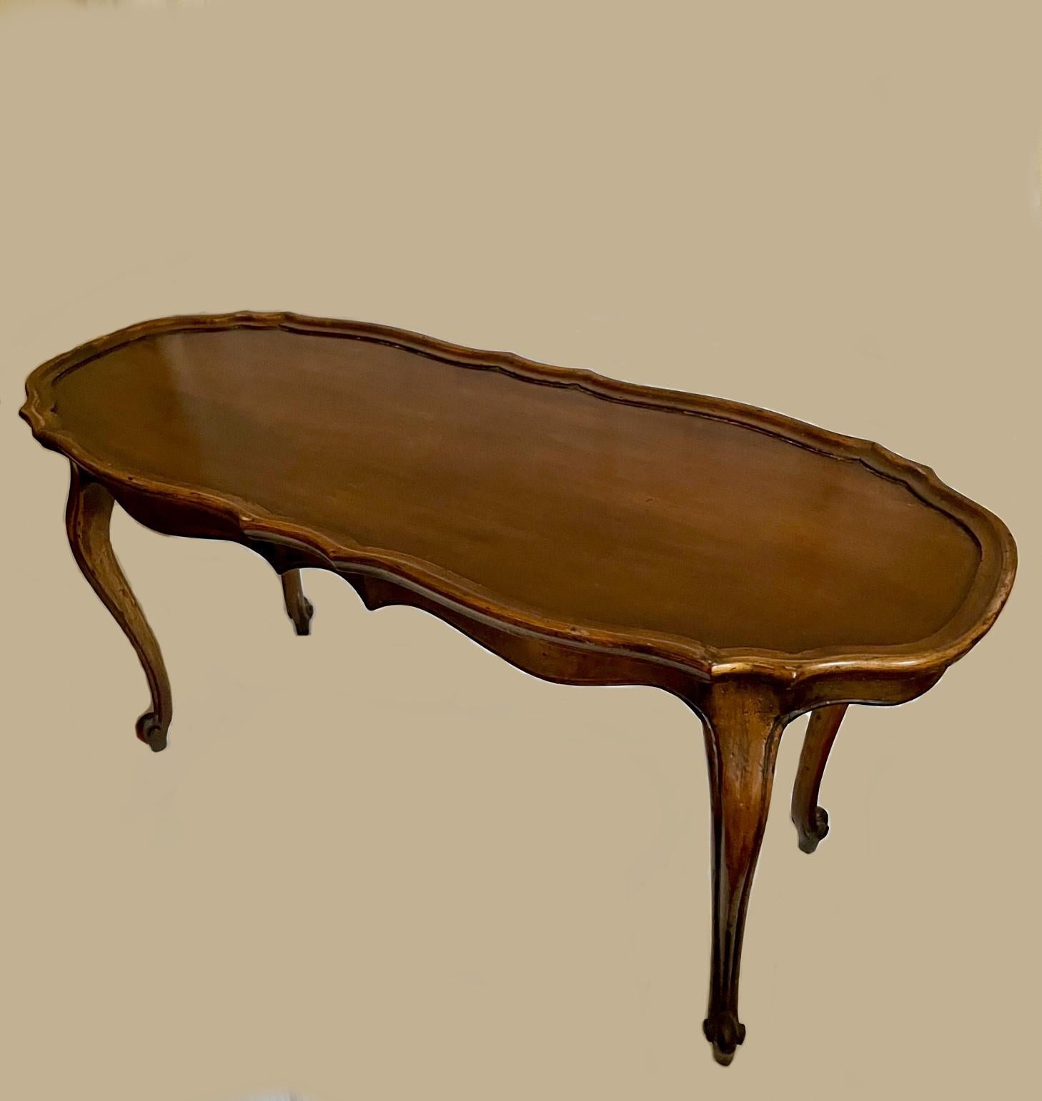 Laiton Table basse Yale Burge en laiton allemand de style baroque français. en vente