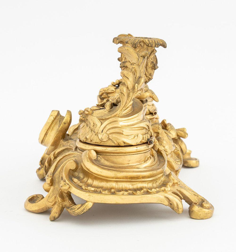 French Baroque Style Gilt Bronze Dore Desk Stand (Vergoldet) im Angebot