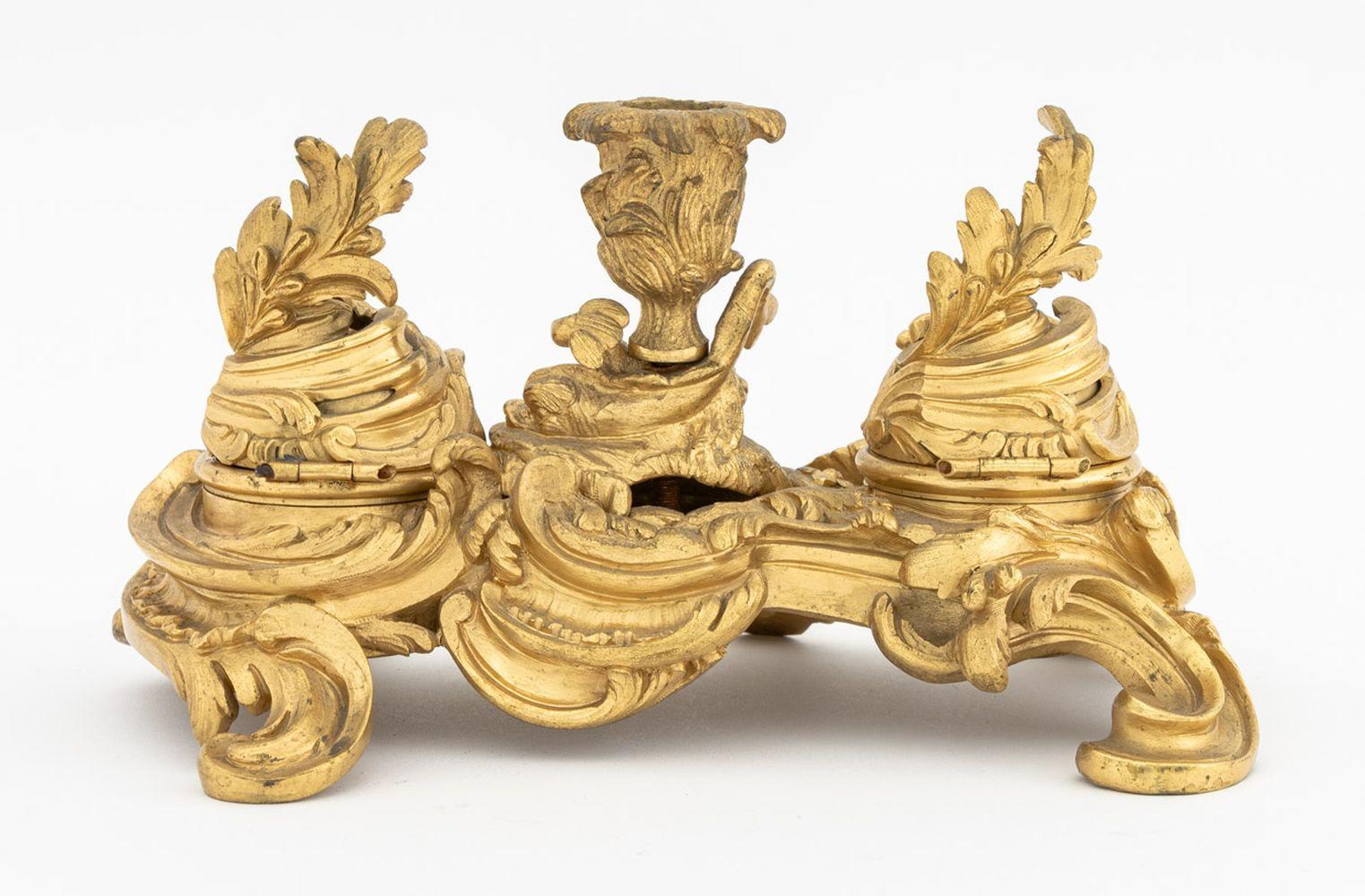 French Baroque Style Gilt Bronze Dore Desk Stand im Zustand „Gut“ im Angebot in Astoria, NY