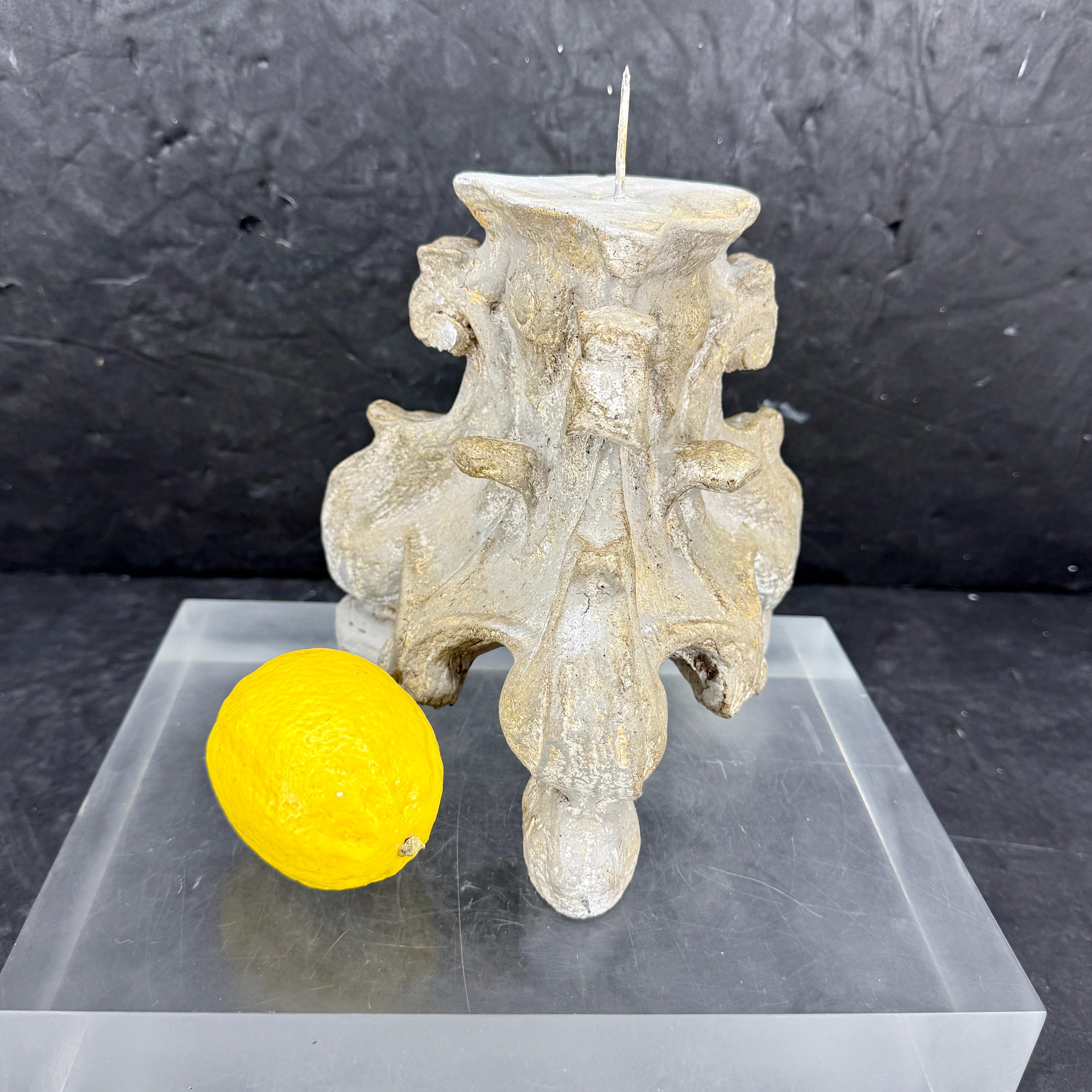 Geschnitzter Altarständer mit fantastischer Farbe und Patina. Kann mit einer Stumpenkerze obenauf oder einfach so verwendet werden. Eine wunderbare Ergänzung auf einem Tisch oder Kaminsims in jedem formellen oder informellen Haus, das eine