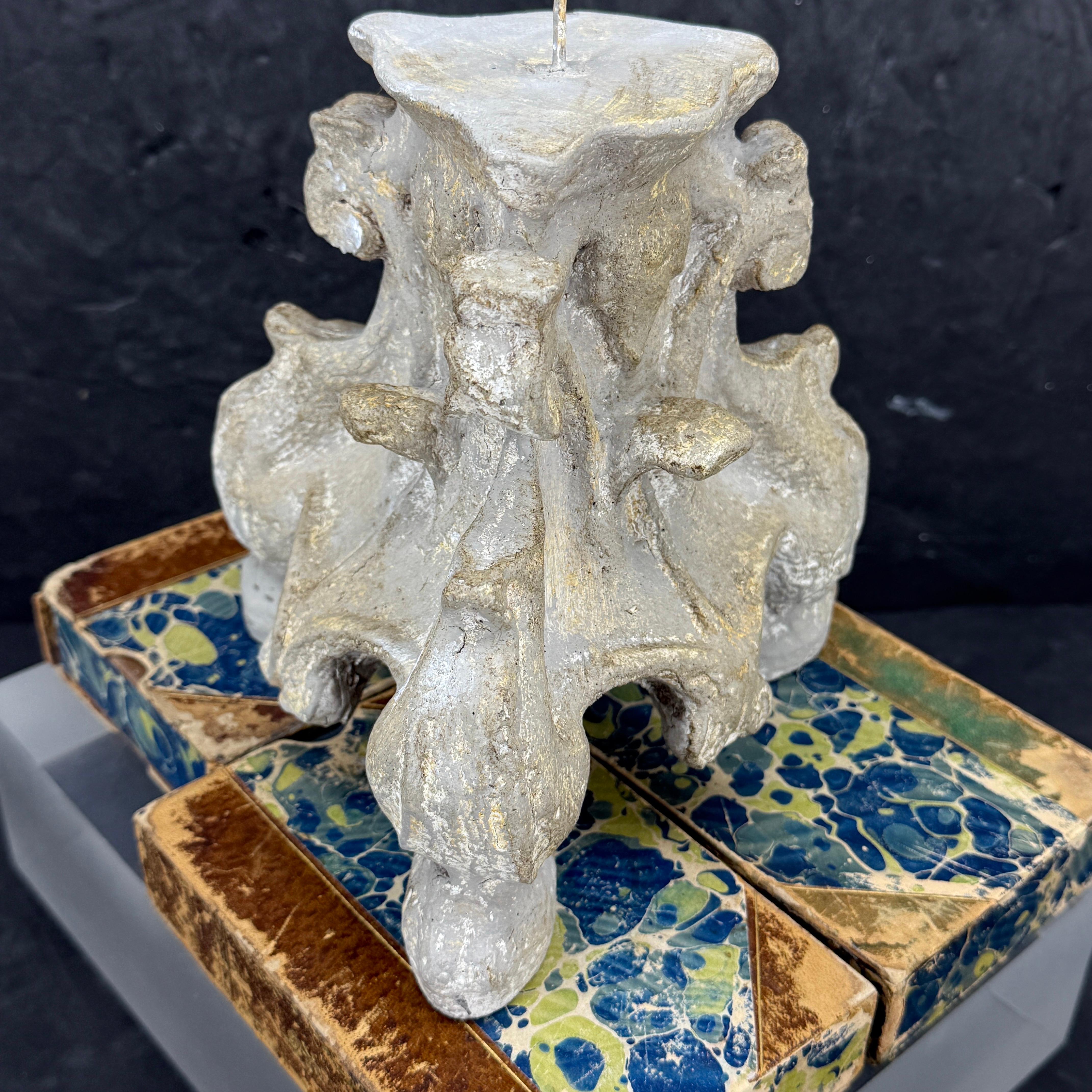 Französischer Barock Stil Grau Gemalt Alter Kerzenständer (Französische Provence) im Angebot