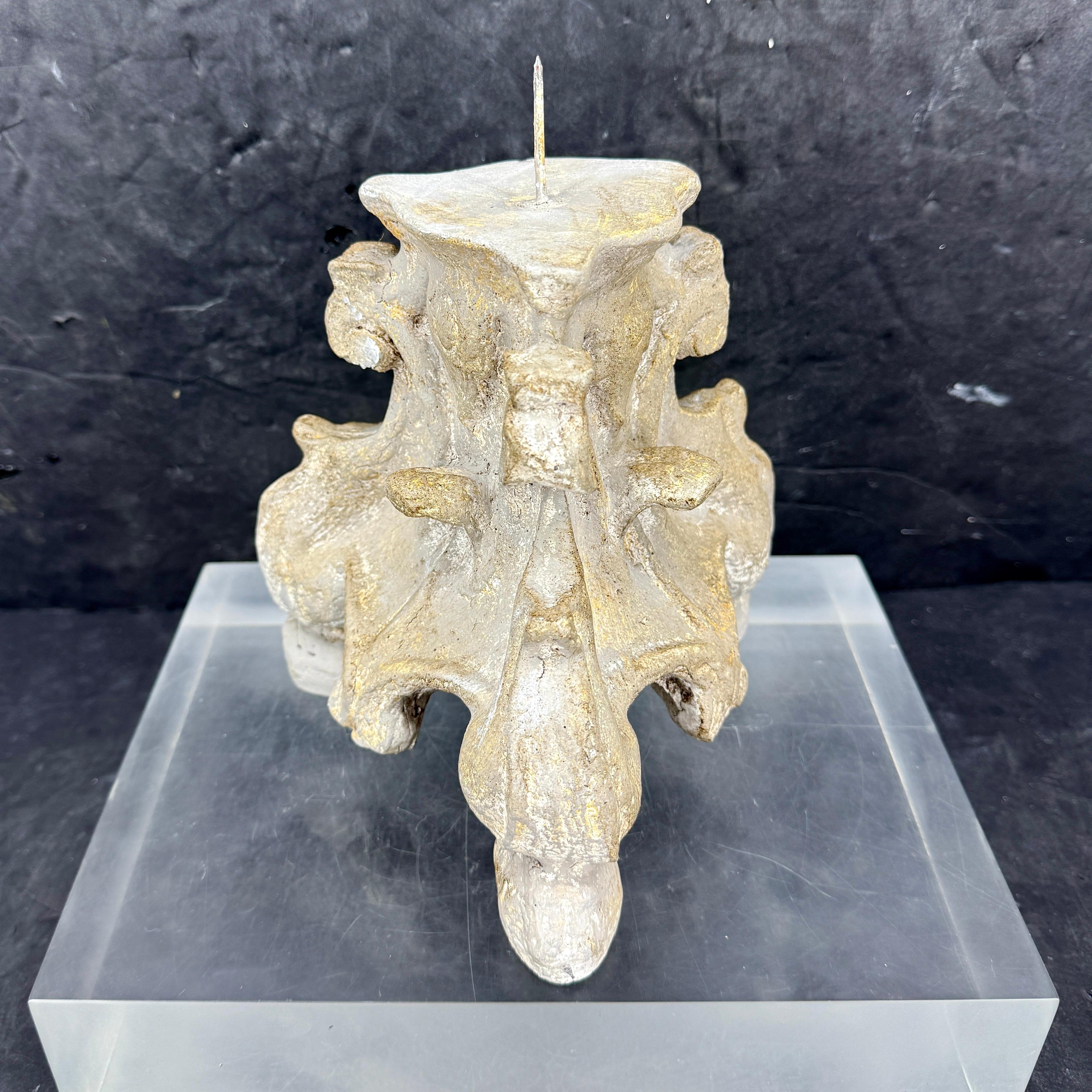 Französischer Barock Stil Grau Gemalt Alter Kerzenständer (Handgefertigt) im Angebot