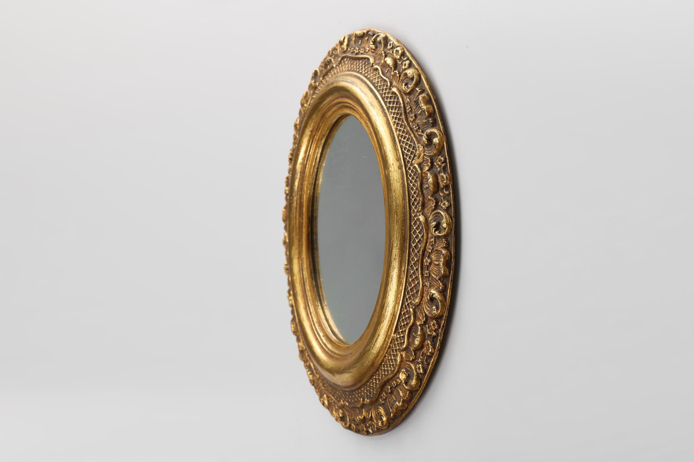 Dorato Specchio ovale in stile barocco francese in legno dorato con decorazioni floreali in vendita