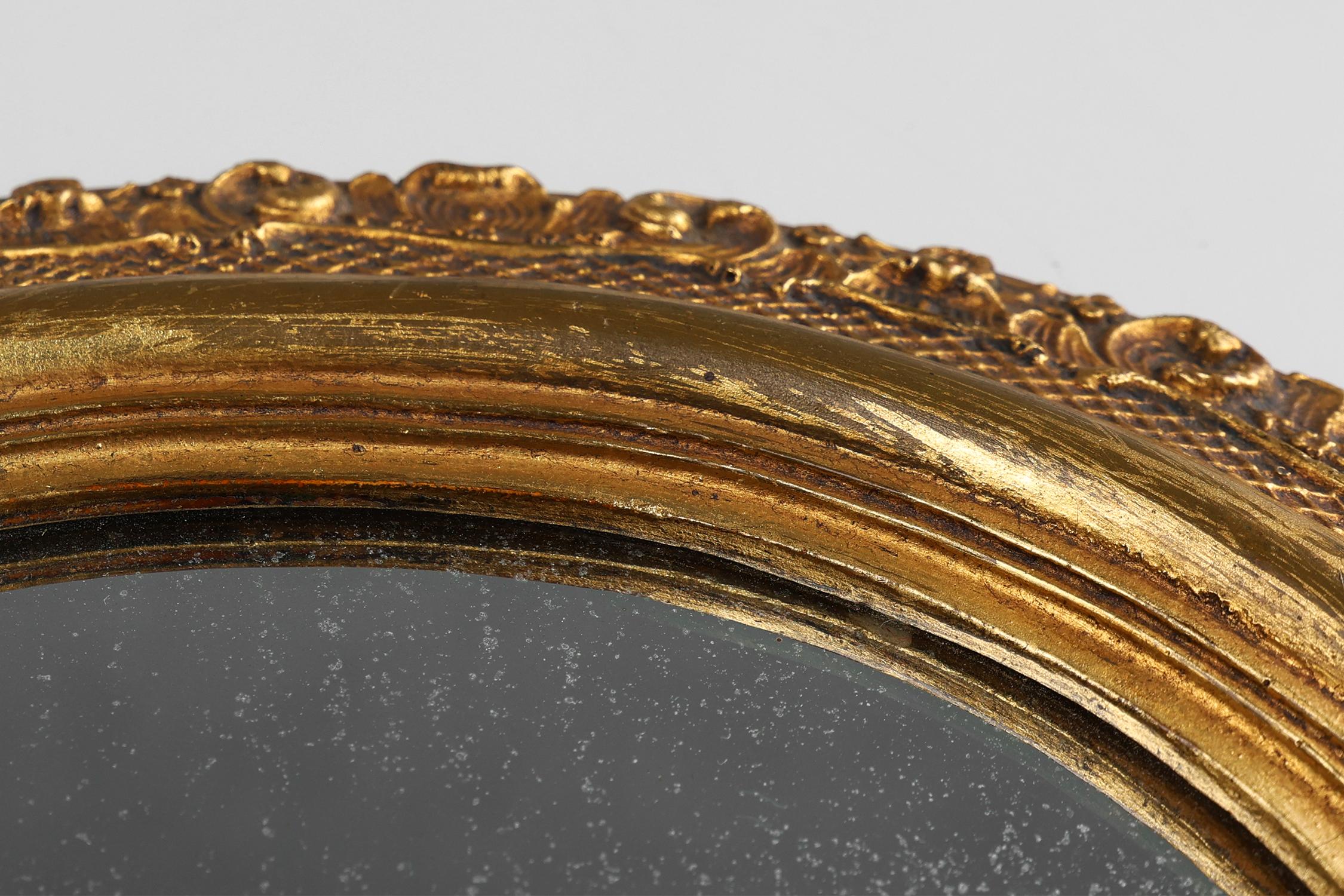 Specchio ovale in stile barocco francese in legno dorato con decorazioni floreali in vendita 1