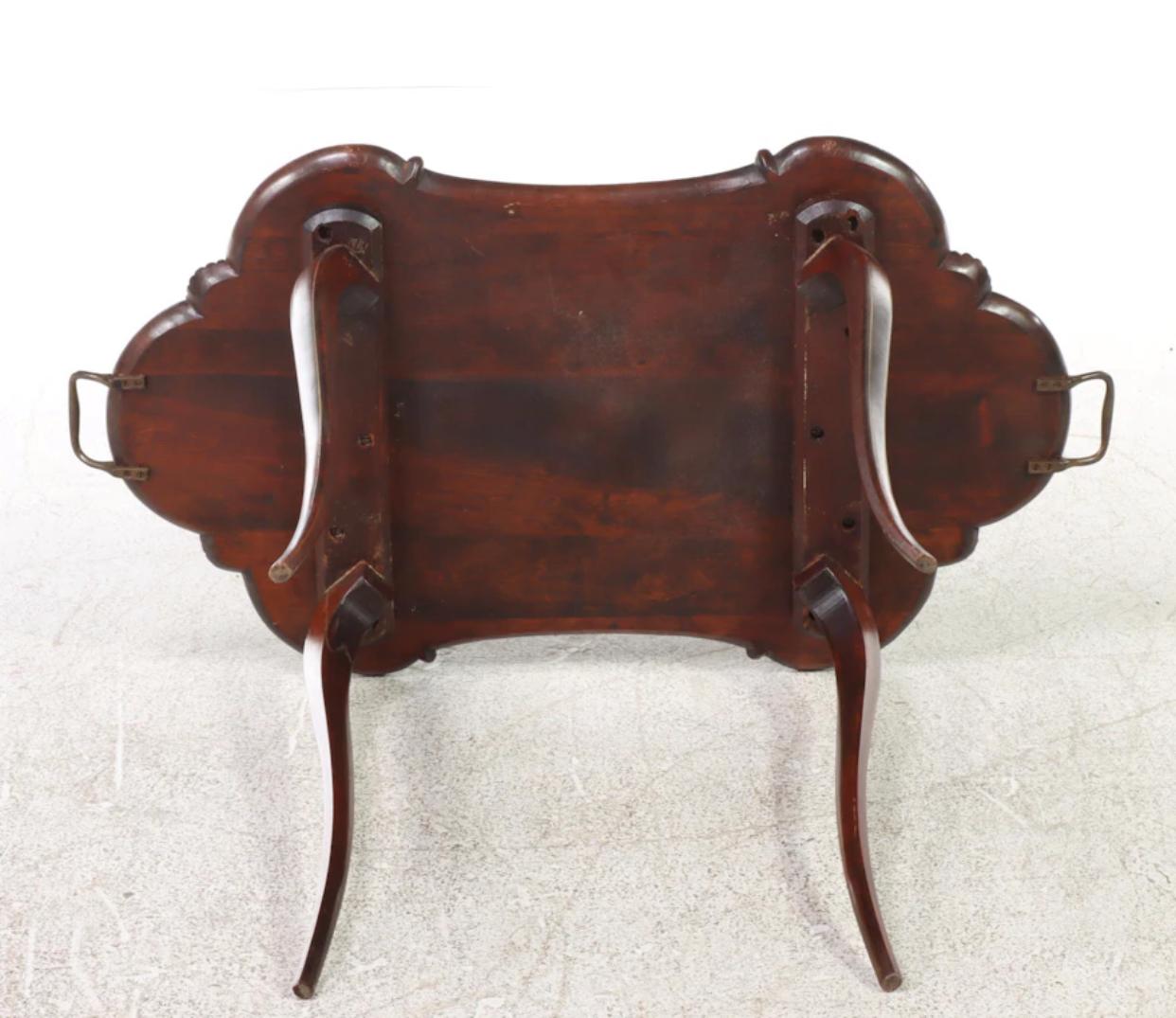 Mesa con bandeja de estilo barroco francés con pata de serpiente y tapa policromada detallada Latón en venta