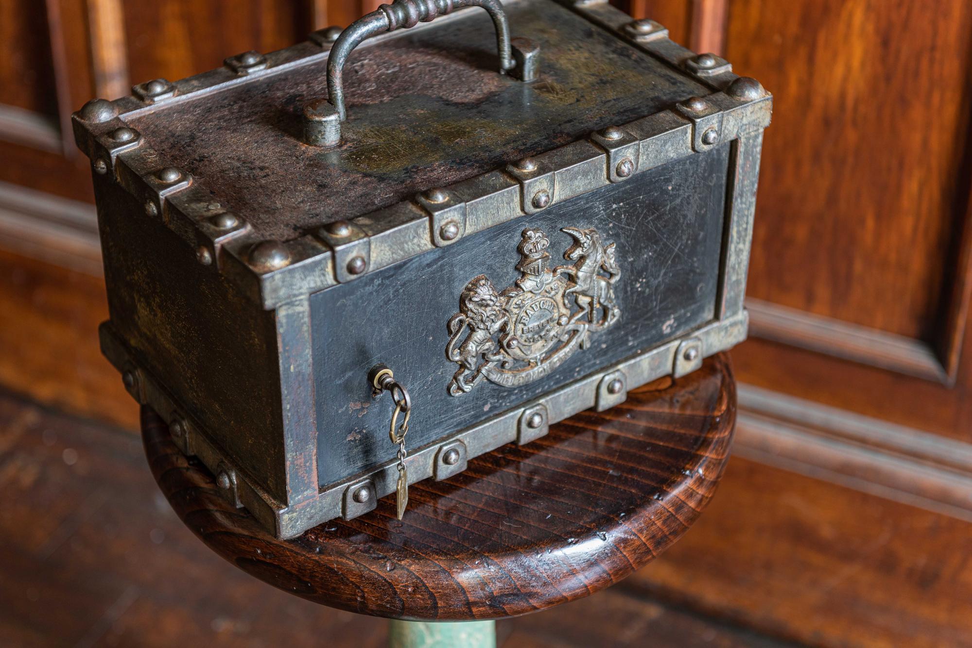 French Bauche Studded Travelling Strongbox Safe, circa 1870-1880 In Good Condition In Staffordshire, GB