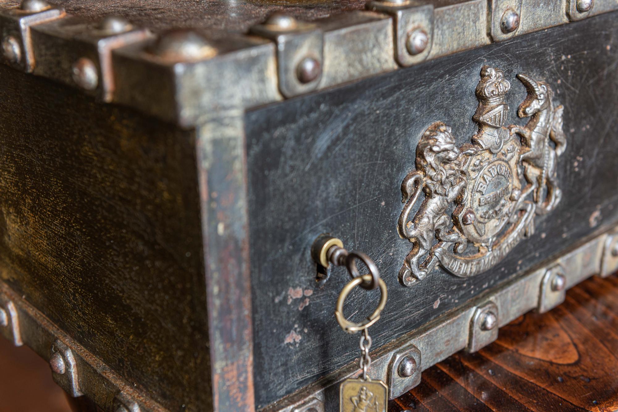 French Bauche Studded Travelling Strongbox Safe, circa 1870-1880 1