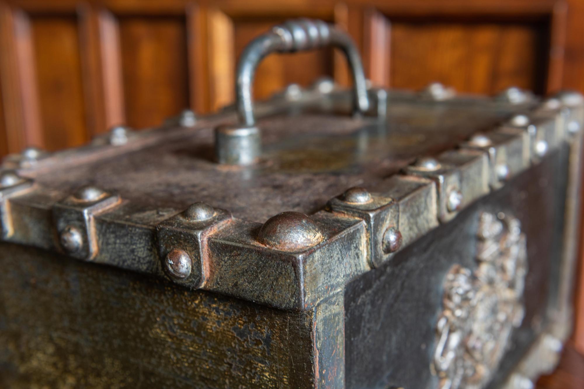 French Bauche Studded Travelling Strongbox Safe, circa 1870-1880 4