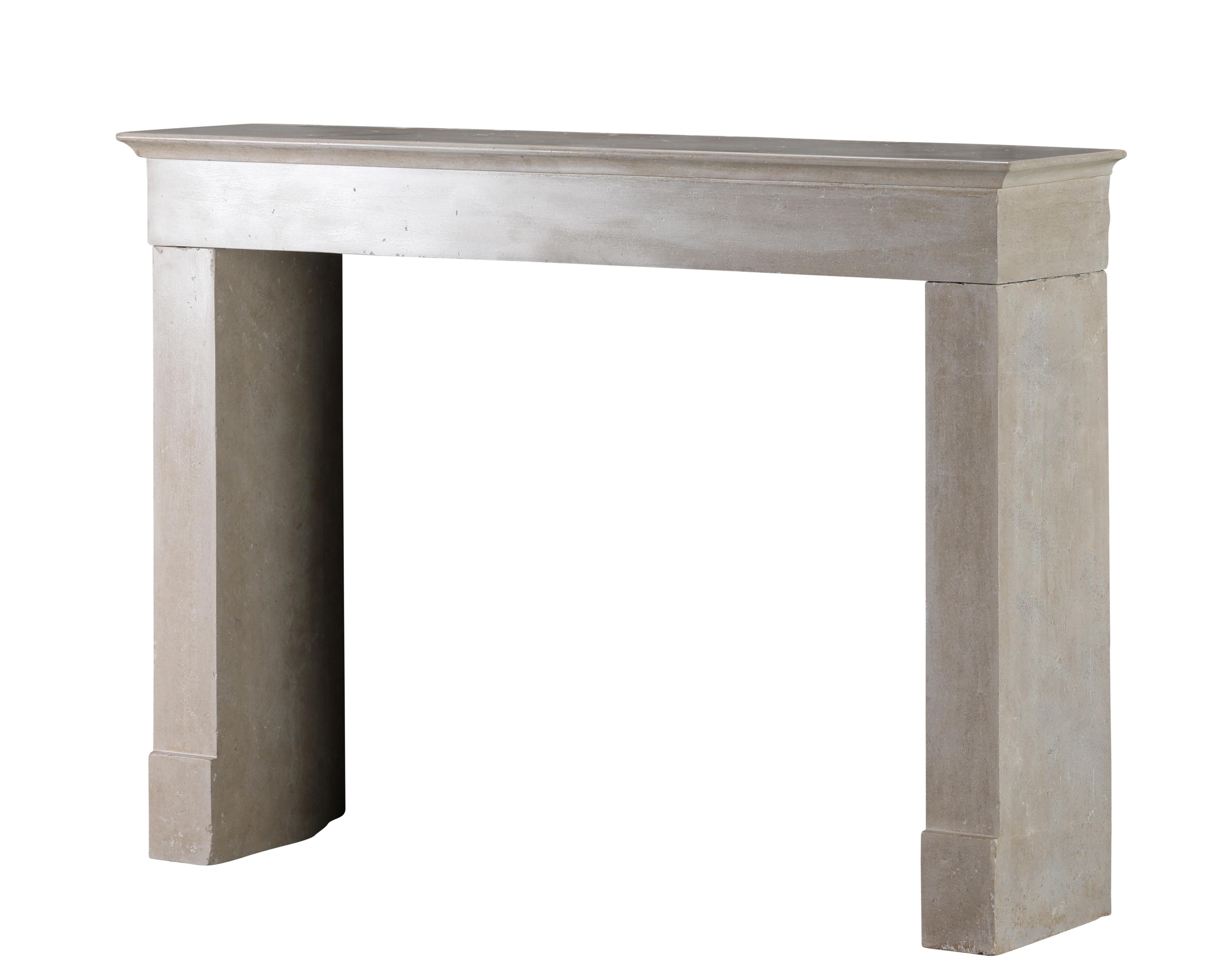 Cheminée en pierre dure de couleur sable de plage française Timeless Living en vente 5