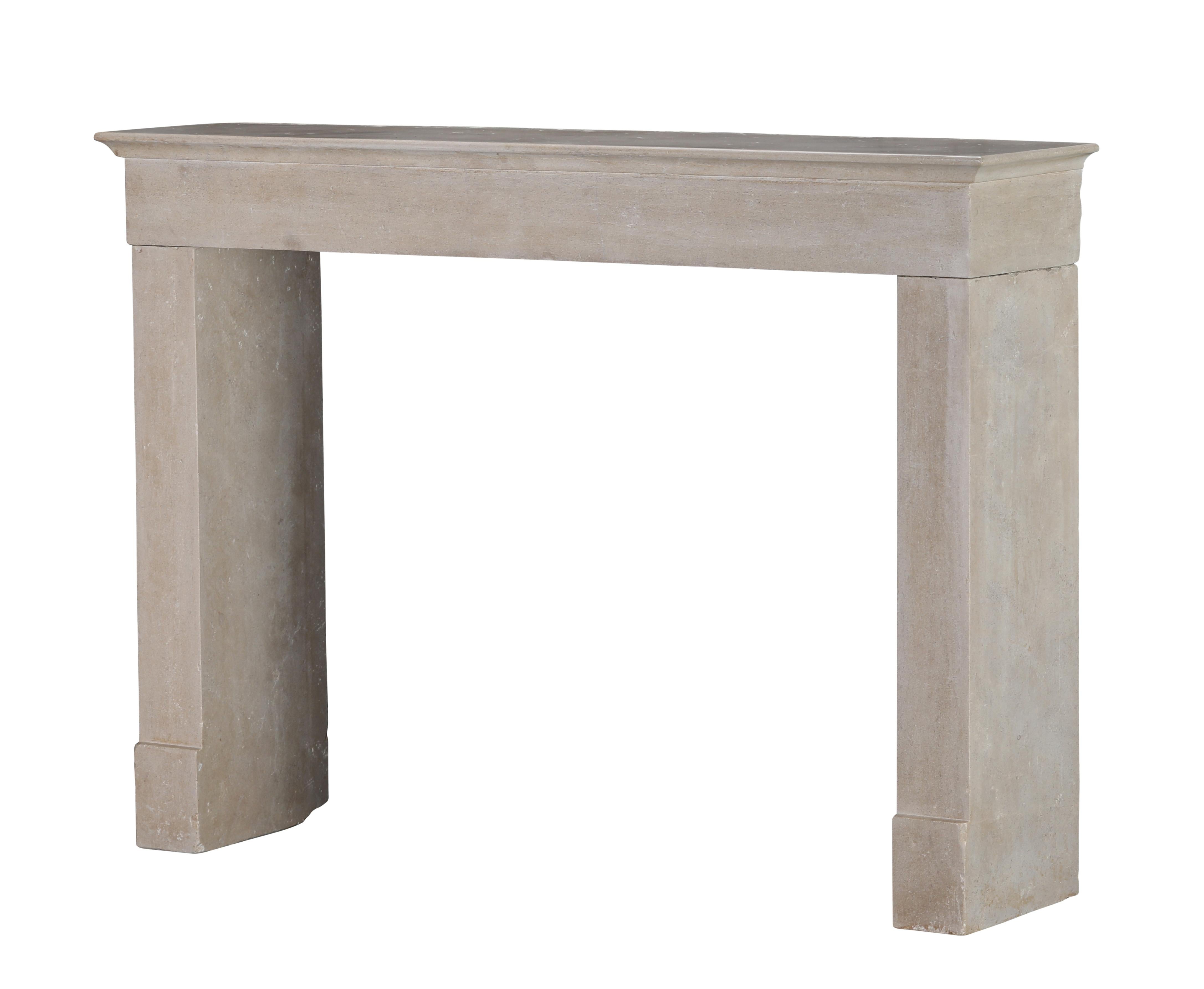 Cheminée en pierre dure de couleur sable de plage française Timeless Living en vente 6