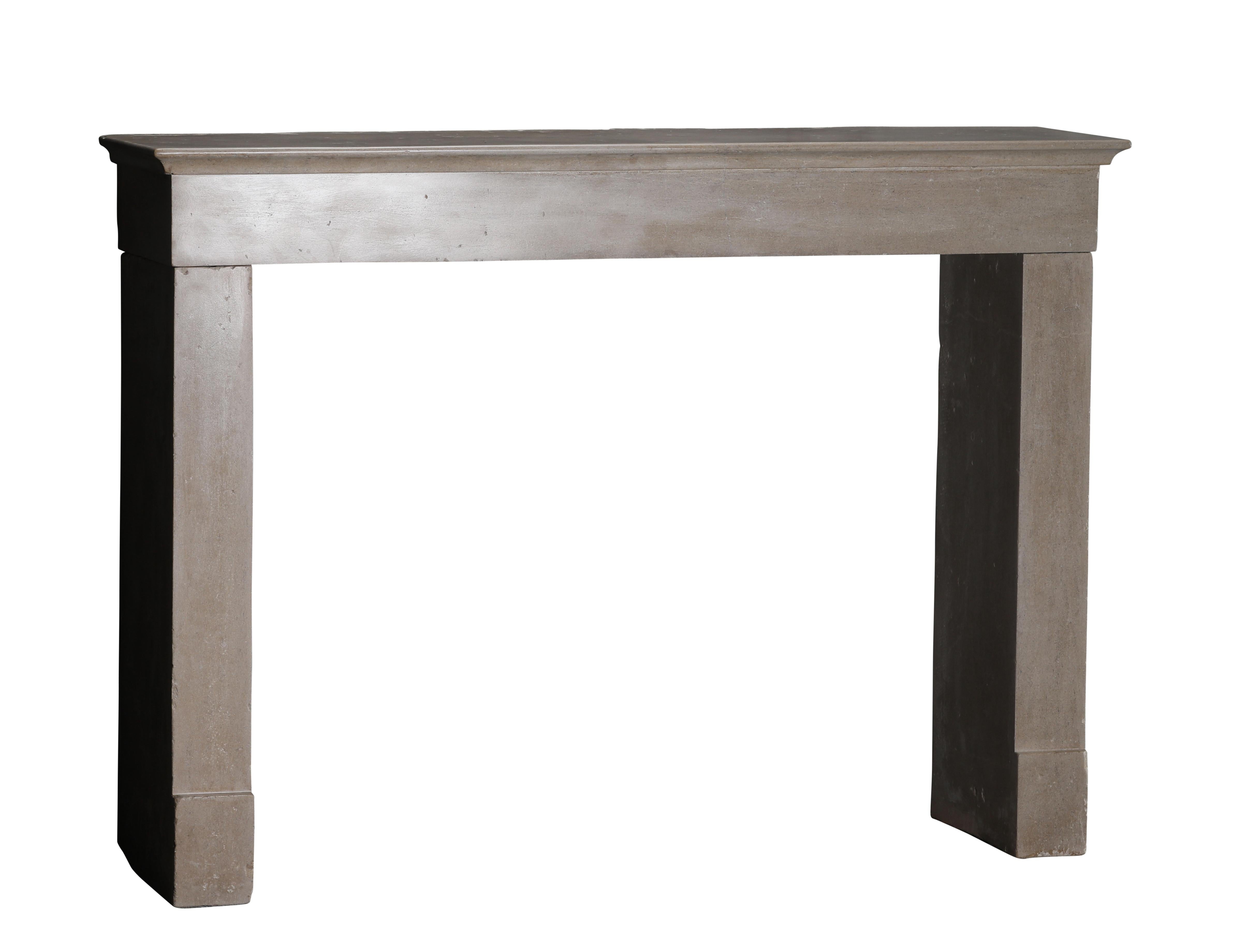 Cheminée en pierre dure de couleur sable de plage française Timeless Living en vente 7