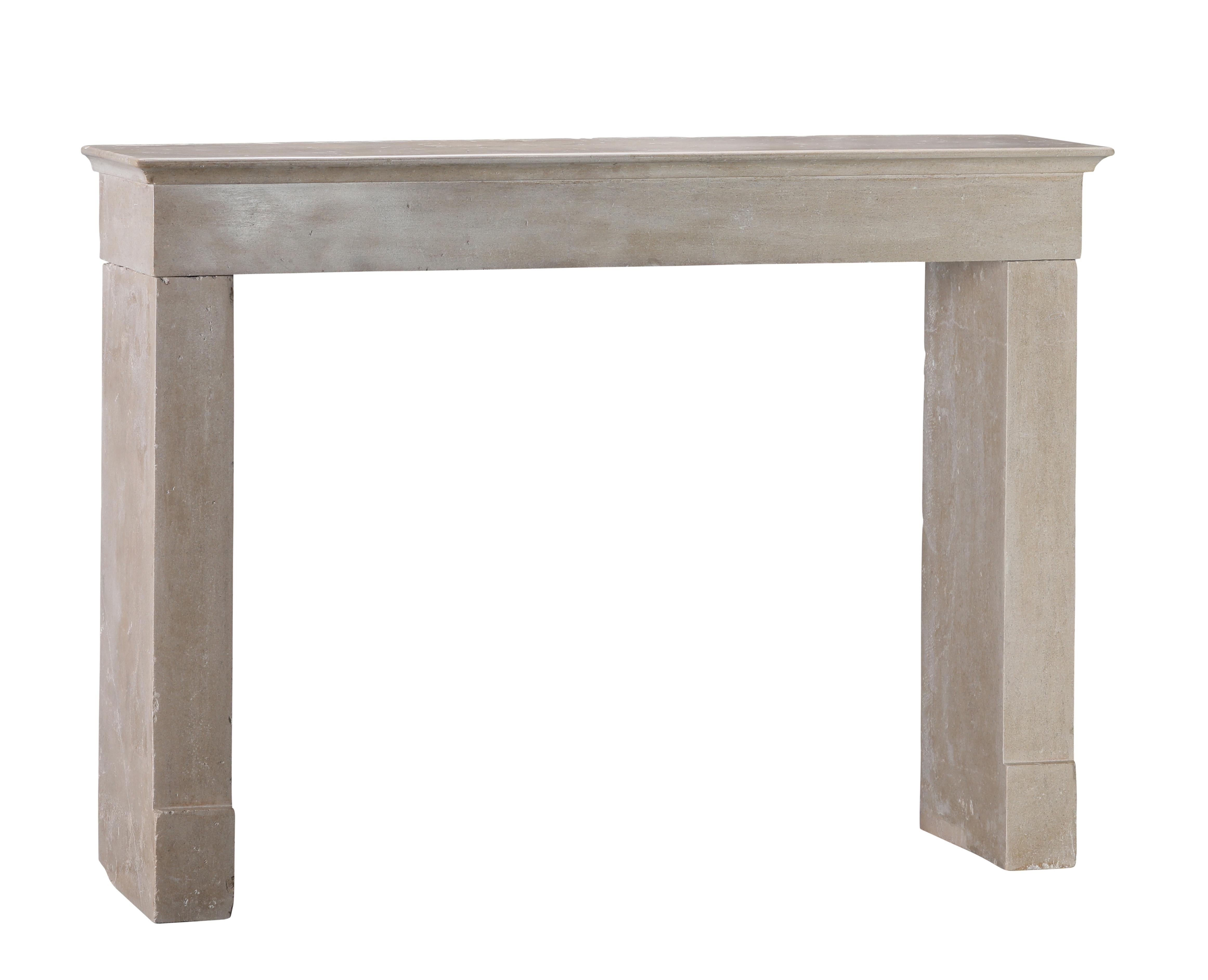 Cheminée en pierre dure de couleur sable de plage française Timeless Living en vente 8