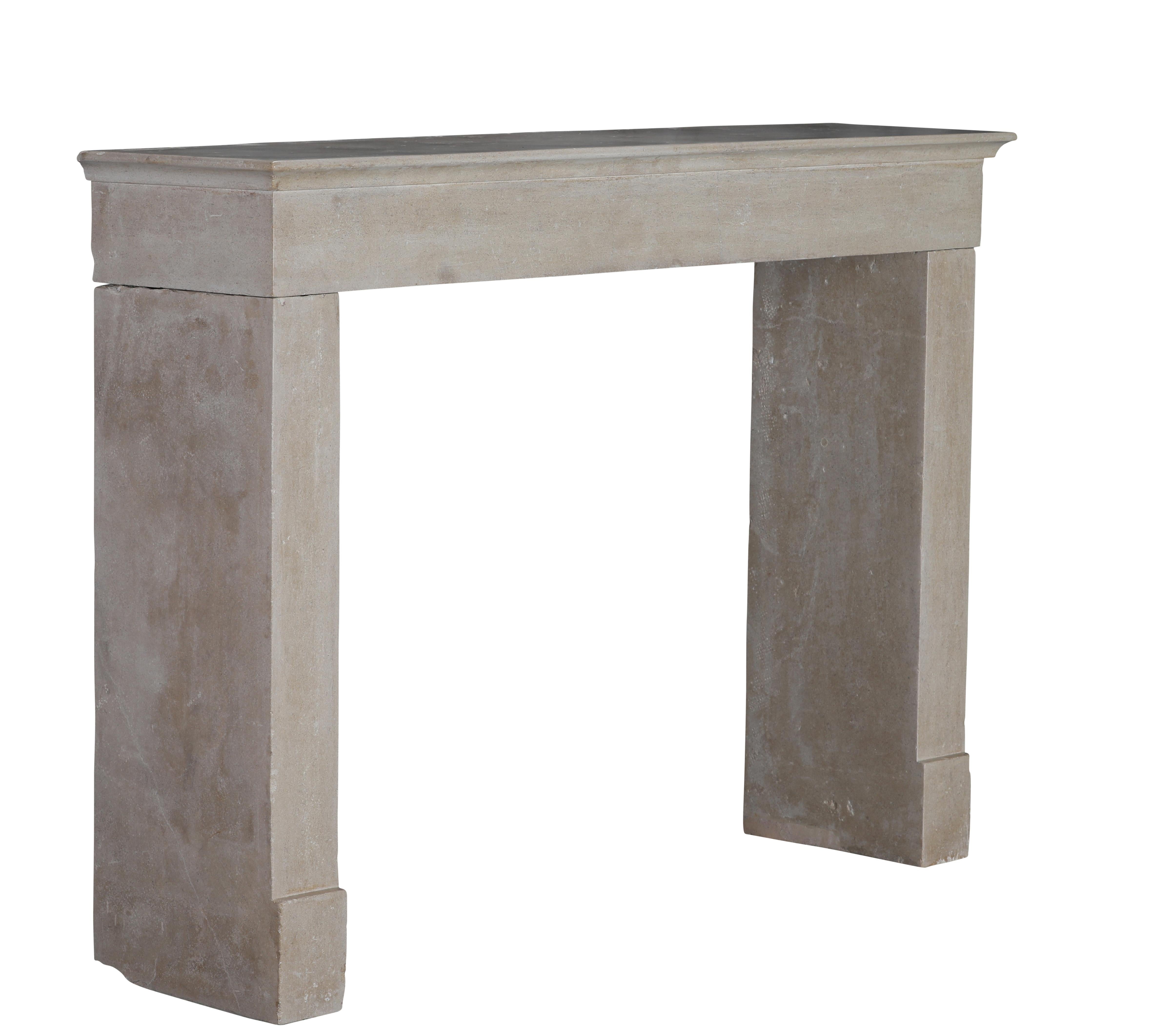 Cheminée en pierre dure de couleur sable de plage française Timeless Living en vente 9