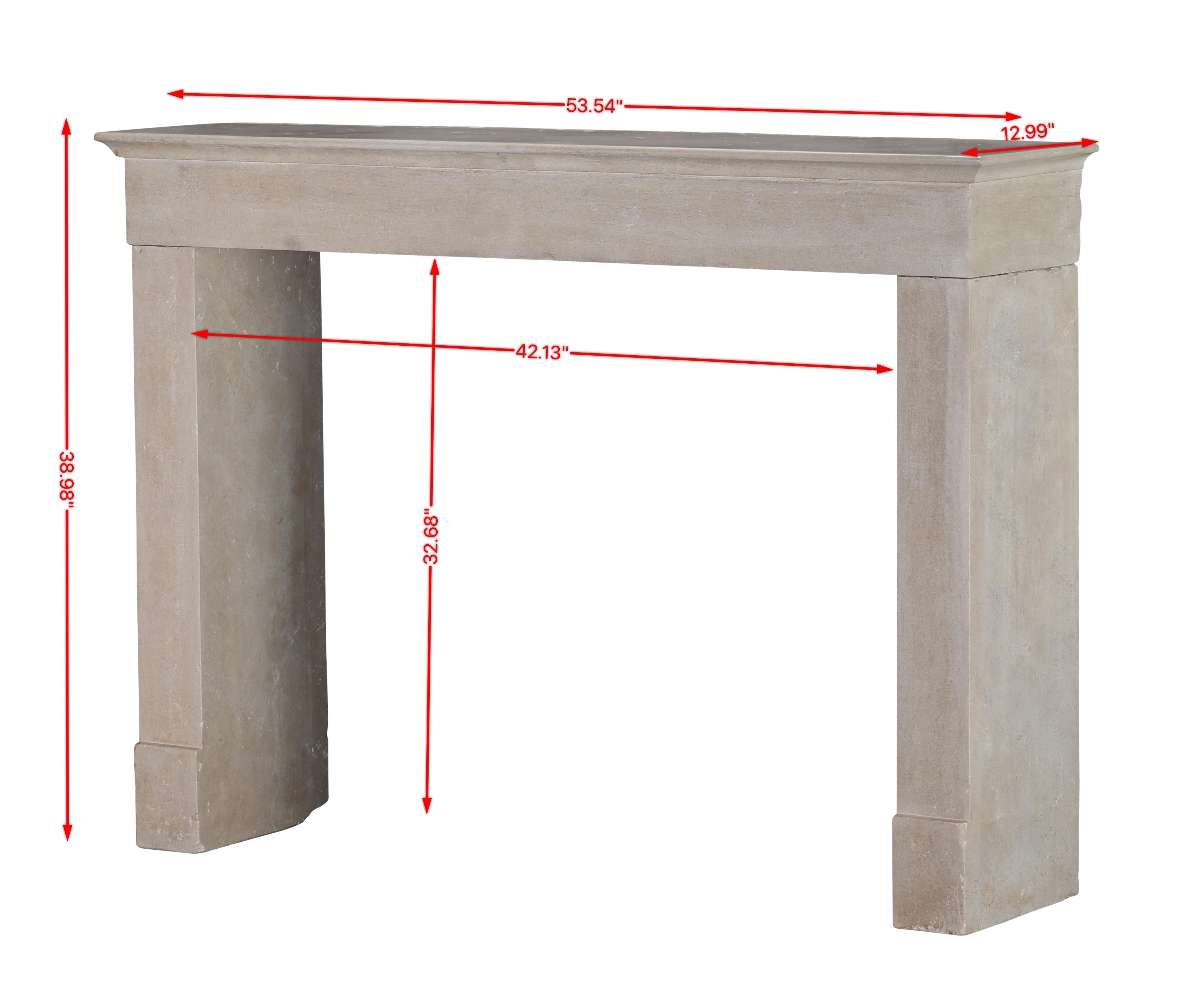 Cheminée française ancienne en pierre calcaire dure de couleur beige sable de plage.
Cette cheminée intemporelle capture magnifiquement l'essence du minimalisme du début du 19e siècle. Son design simple mais élégant, avec des lignes épurées et une