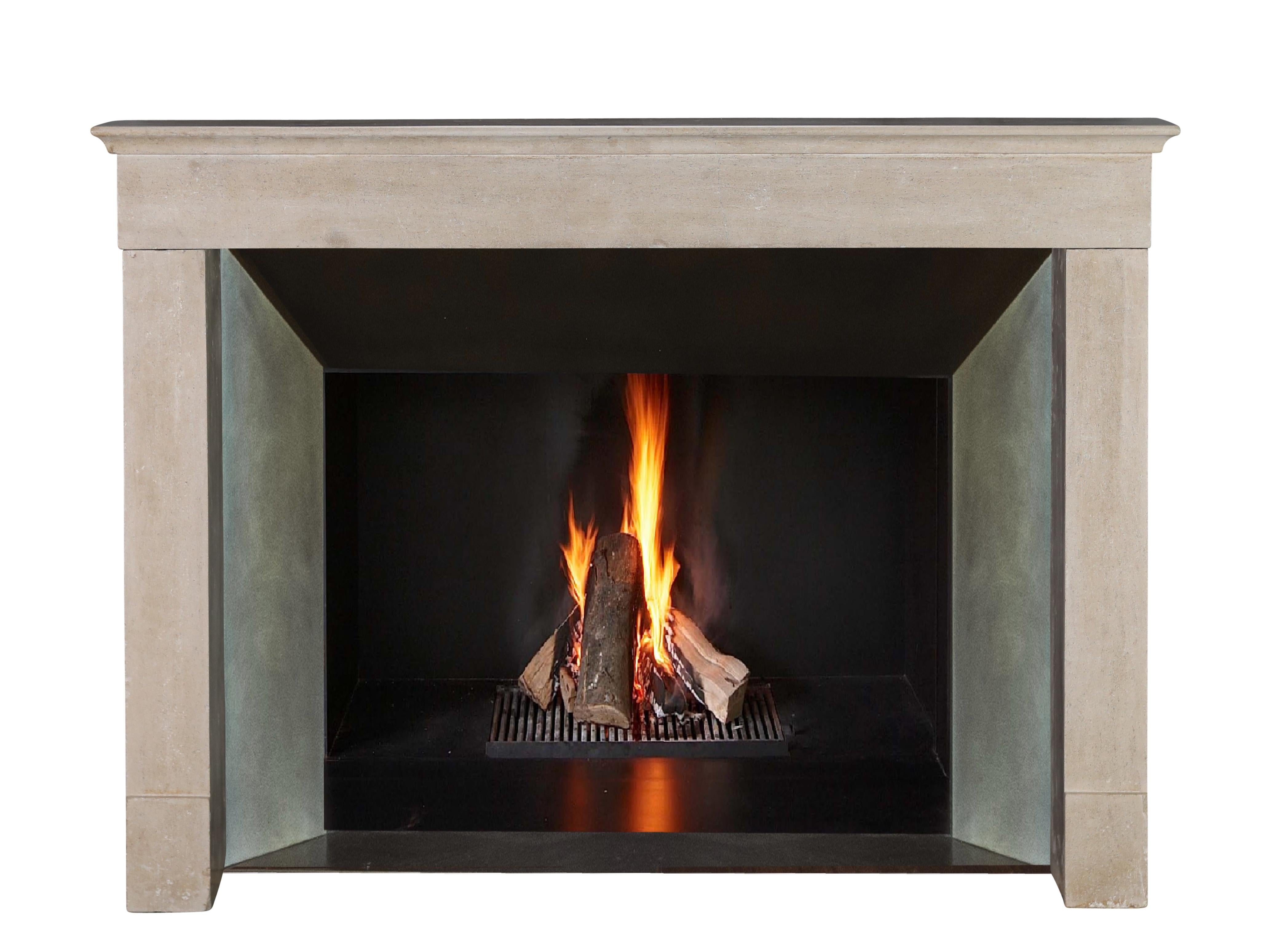 XIXe siècle Cheminée en pierre dure de couleur sable de plage française Timeless Living en vente