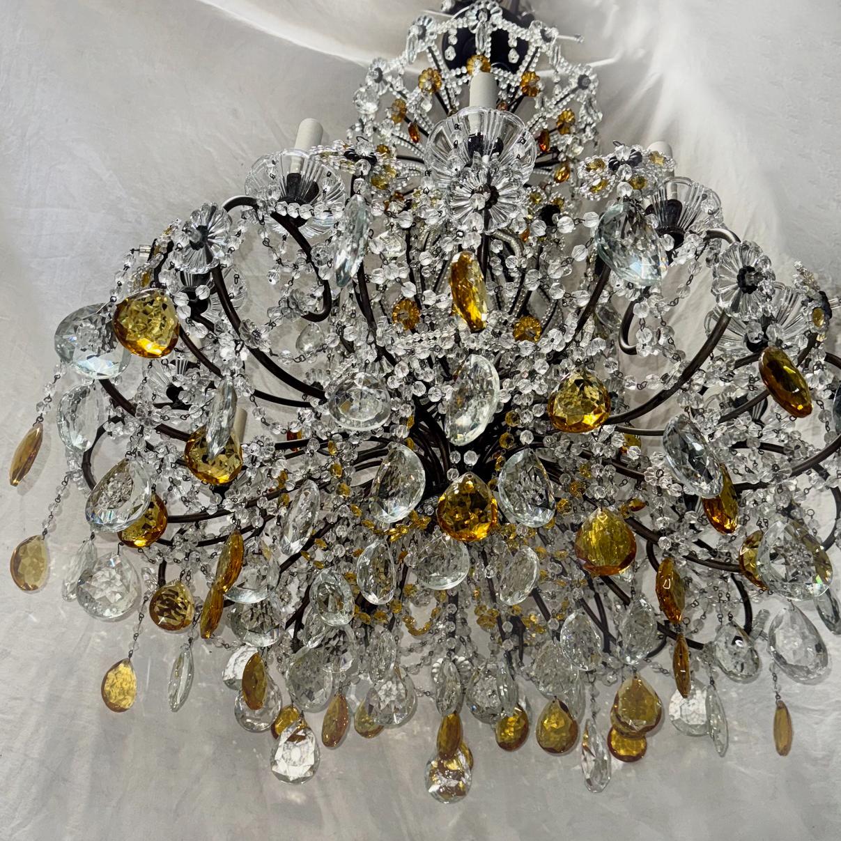 Grande lampadario francese a dodici luci del 1920 circa con inserti di cristallo sul corpo e fiori di cristallo applicati, dodici luci.

Misure:
Caduta attuale: 46
Diametro: 36
