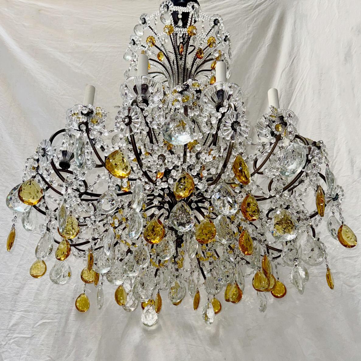 Inizio XX secolo Lampadario di cristallo francese con perline e cristalli d'ambra in vendita