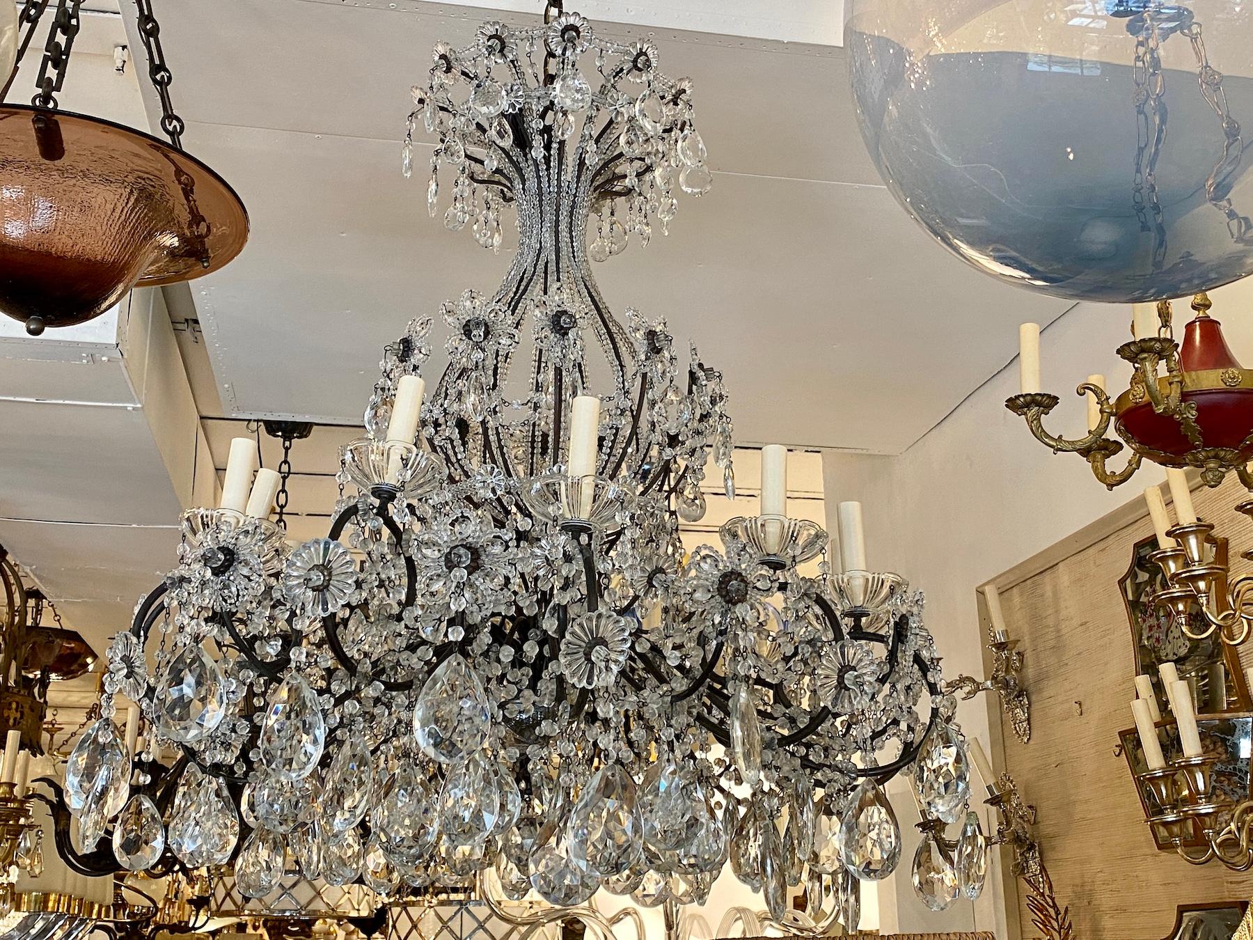 Bronzo Lampadario francese con perline e cristalli in vendita