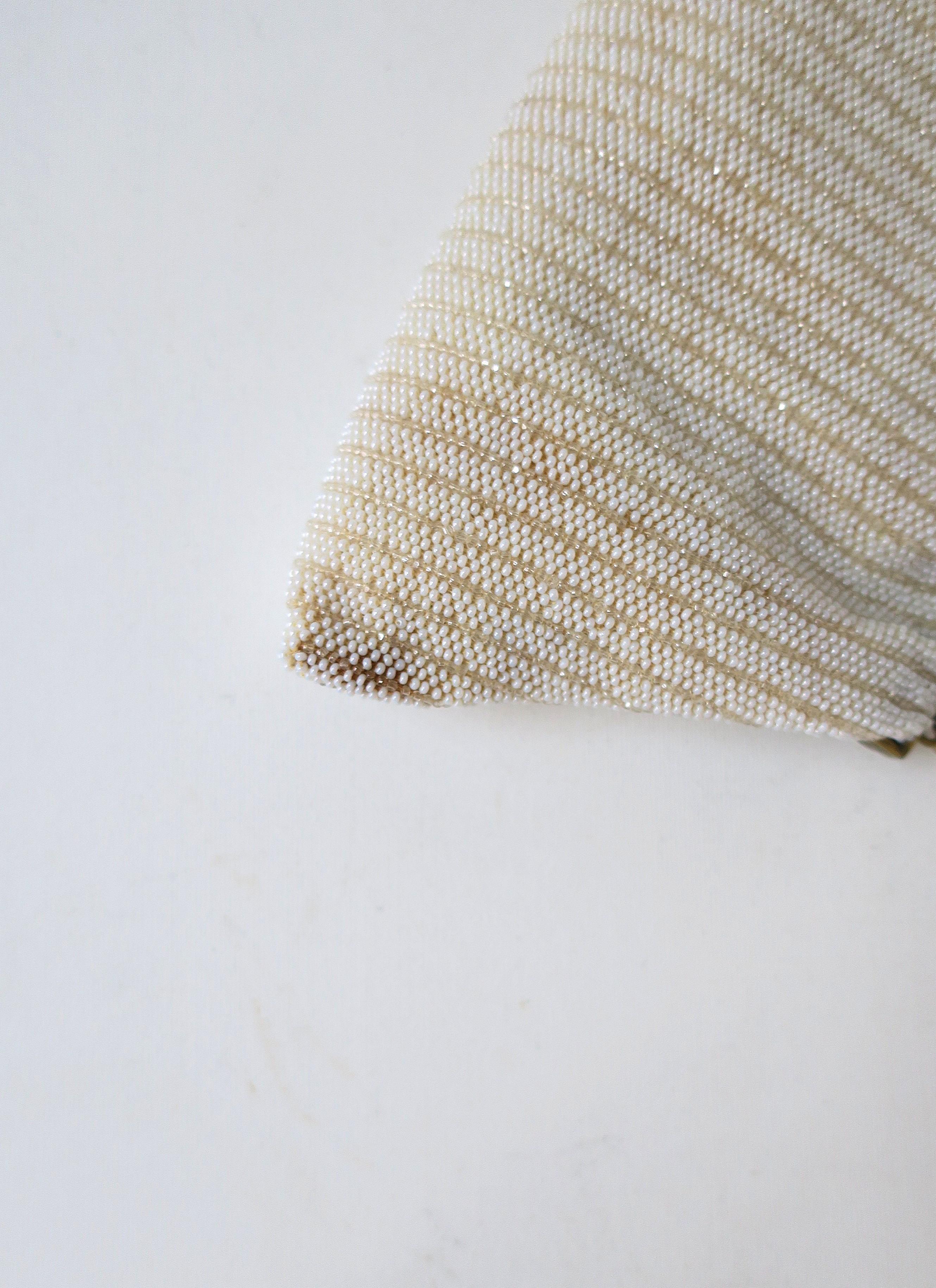 Sac de soirée en perles blanc français en vente 8