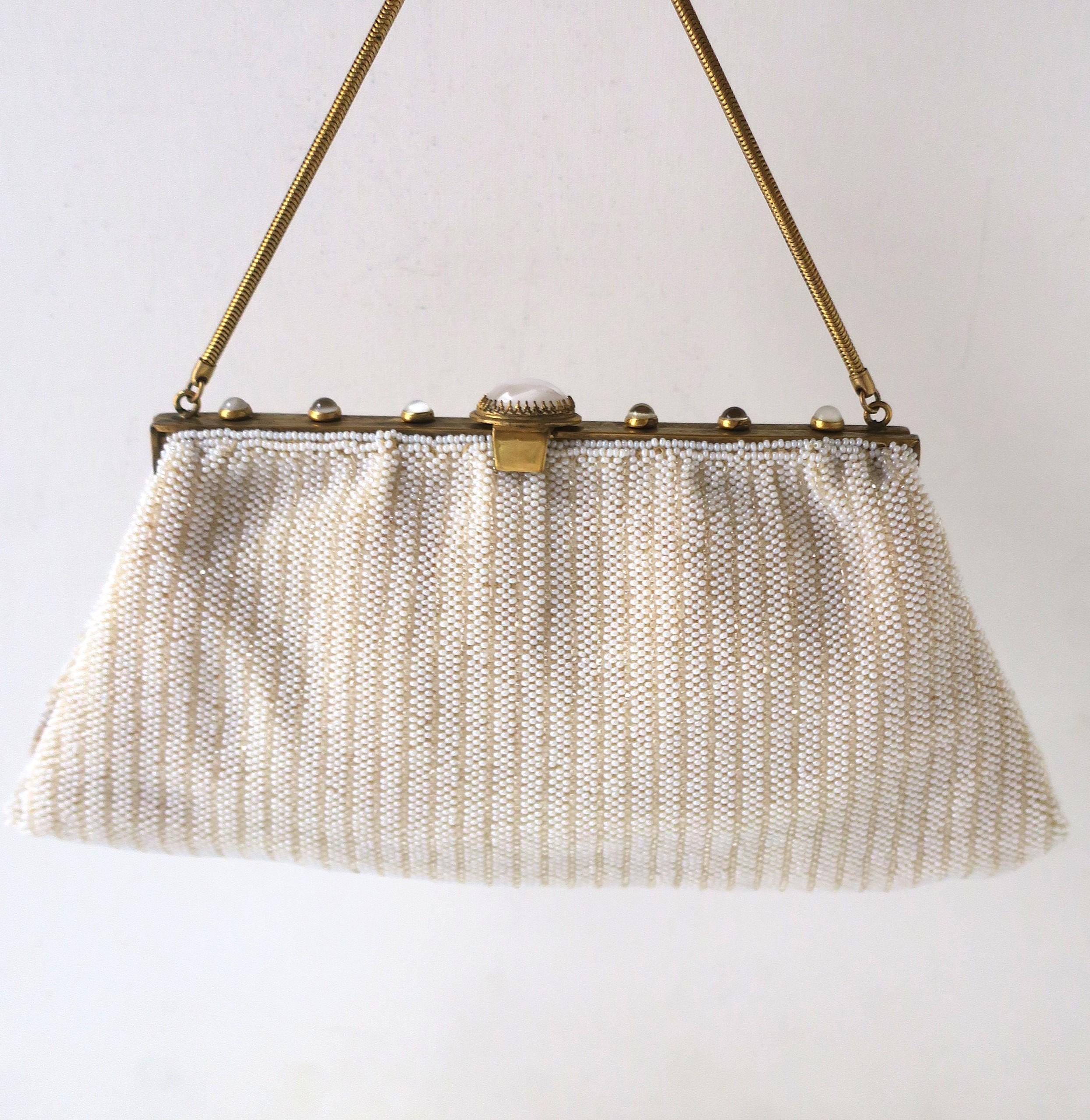 Sac de soirée en perles blanc français Bon état - En vente à New York, NY