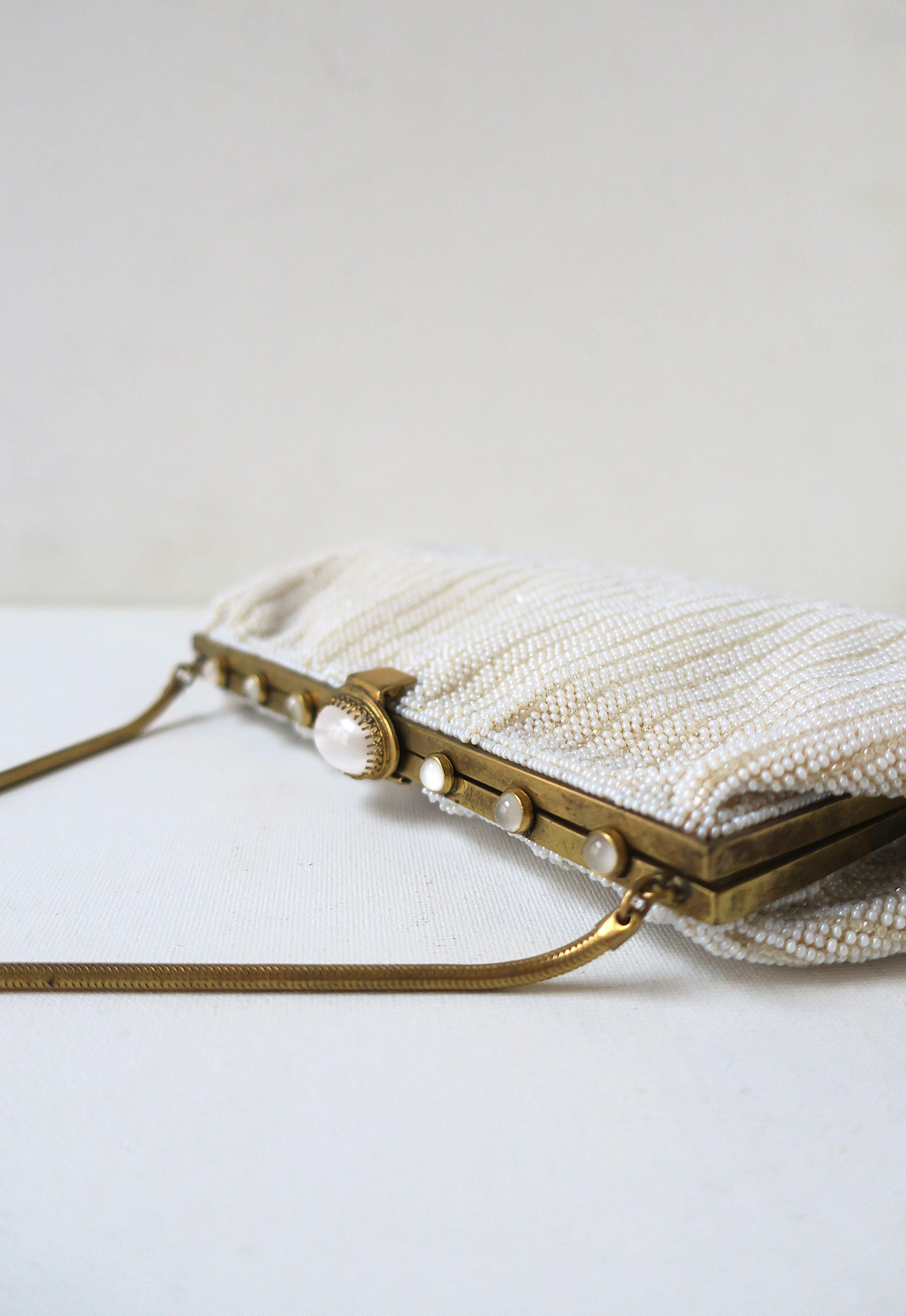 Laiton Sac de soirée en perles blanc français en vente