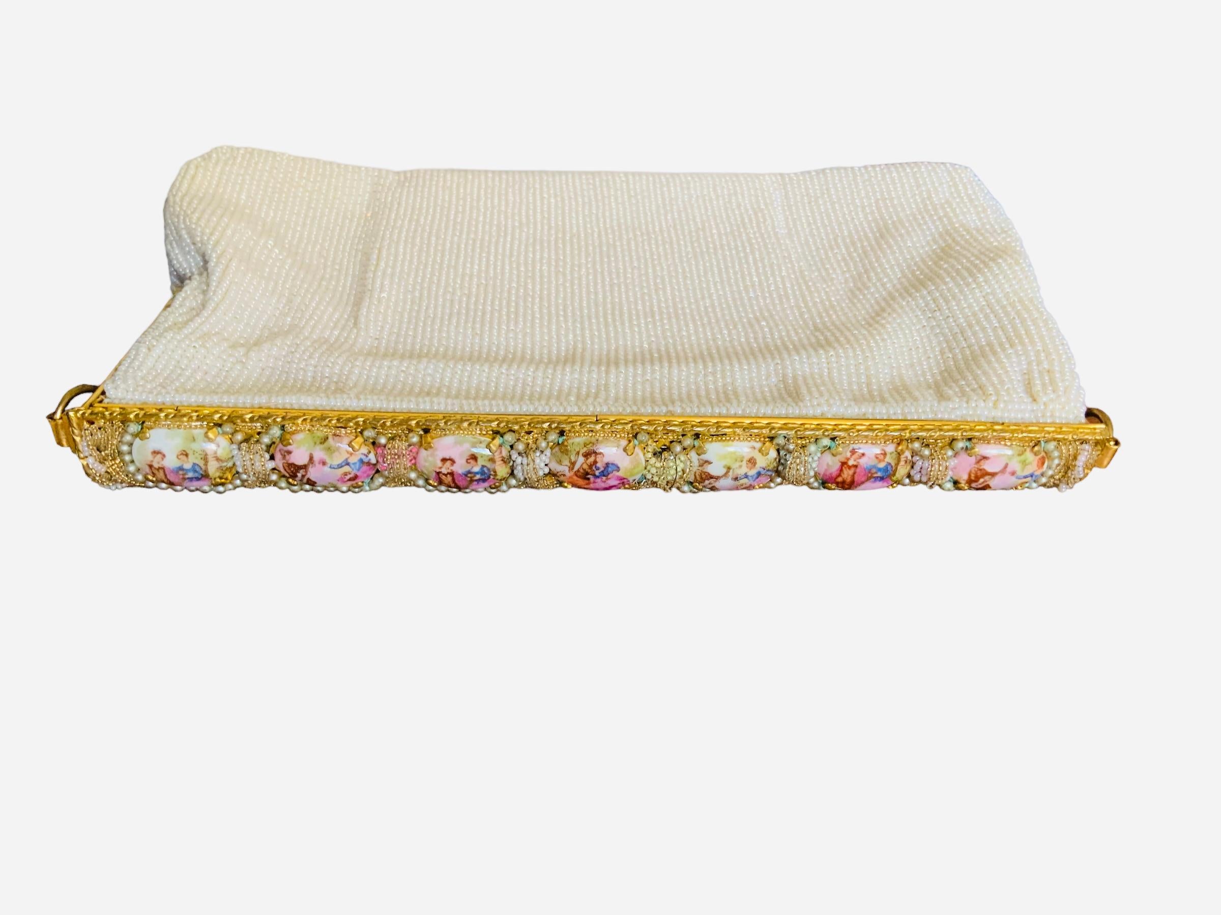 Il s'agit d'un sac à main de soirée en perles françaises. Whiting représente un sac à main rectangulaire dont le corps a été entièrement cousu à la main avec de minuscules perles de verre blanc nacré. Le travail semble bien fait. Dans la partie