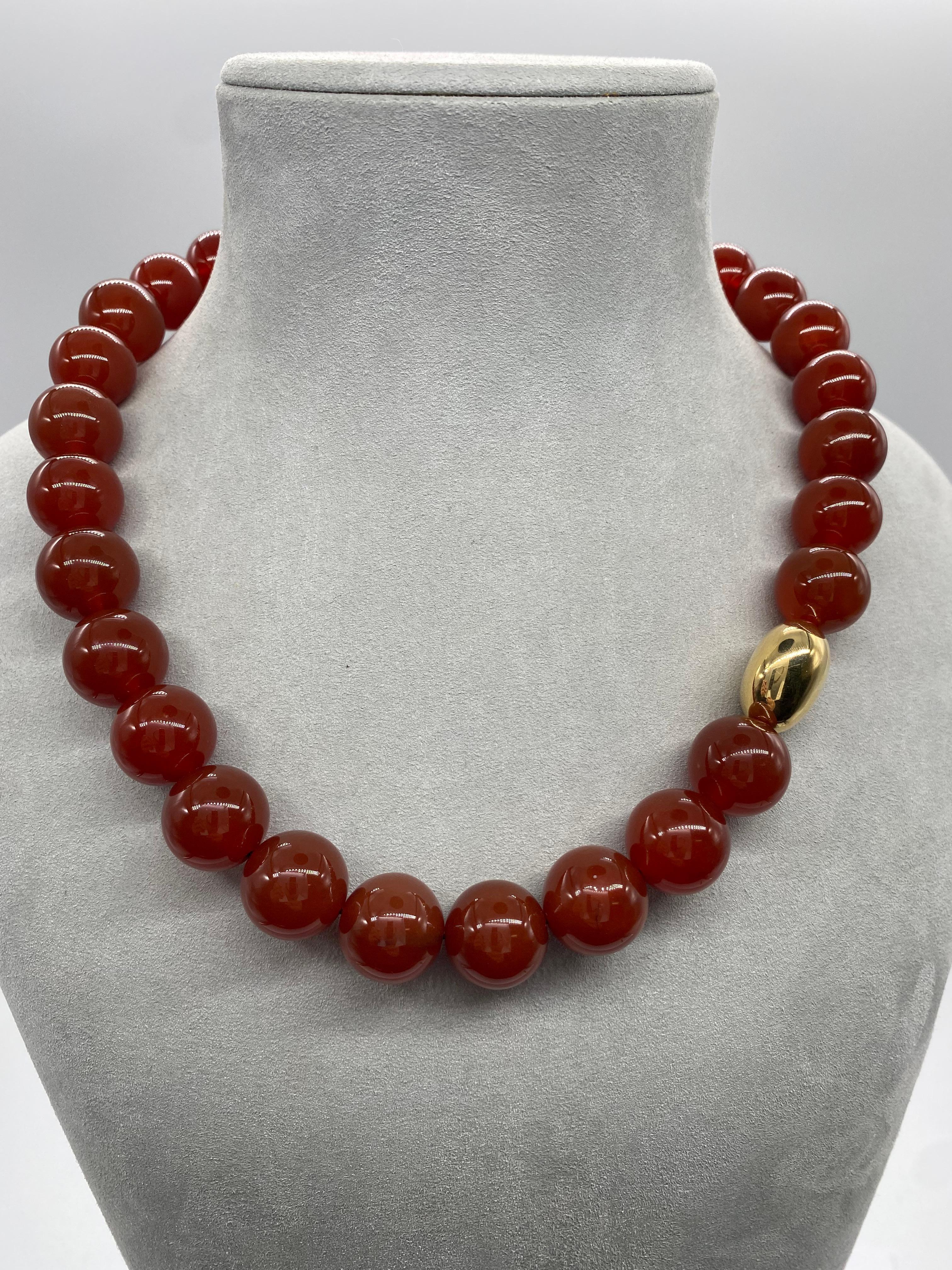 Discover these magnificent French gold necklaces, adorned with red agate and bakelite, part of the French collection by Mesure et Art du Temps. These pearl necklaces are truly exceptional jewels, combining elegance, natural beauty and spiritual