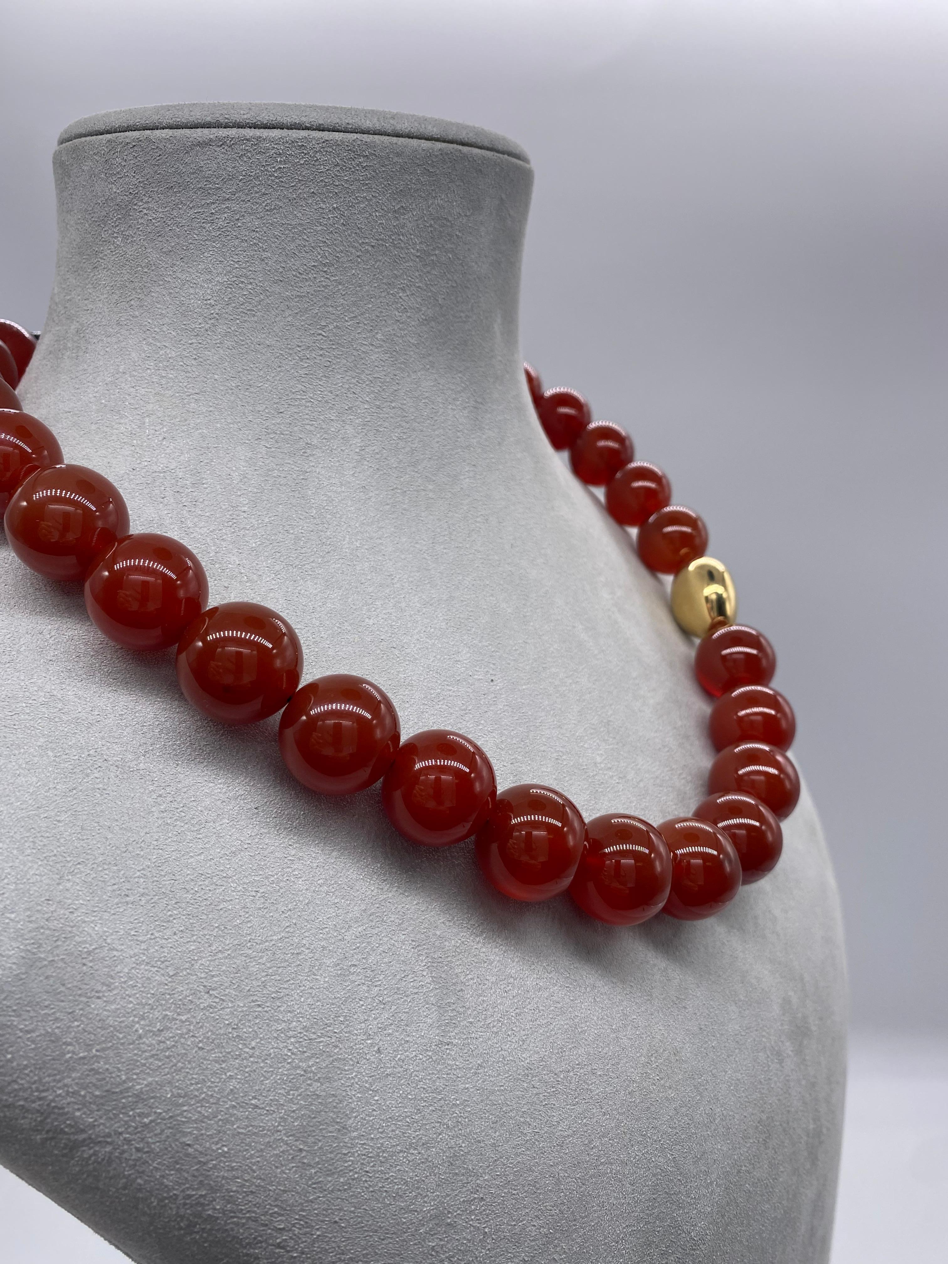 Französische Perlenketten mit rotem Achat und Bakelit (Kunsthandwerker*in) im Angebot