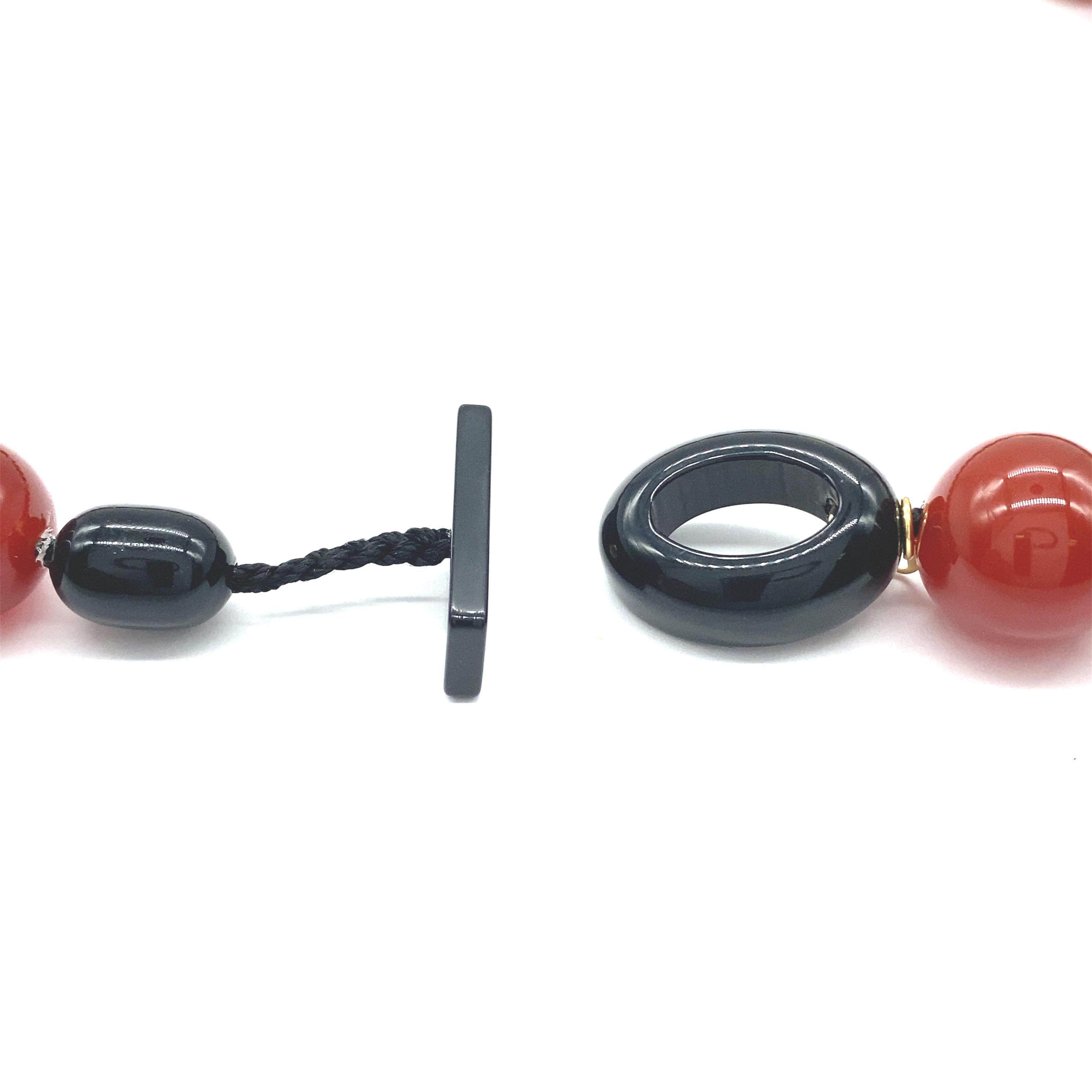 Französische Perlenketten mit rotem Achat und Bakelit für Damen oder Herren im Angebot