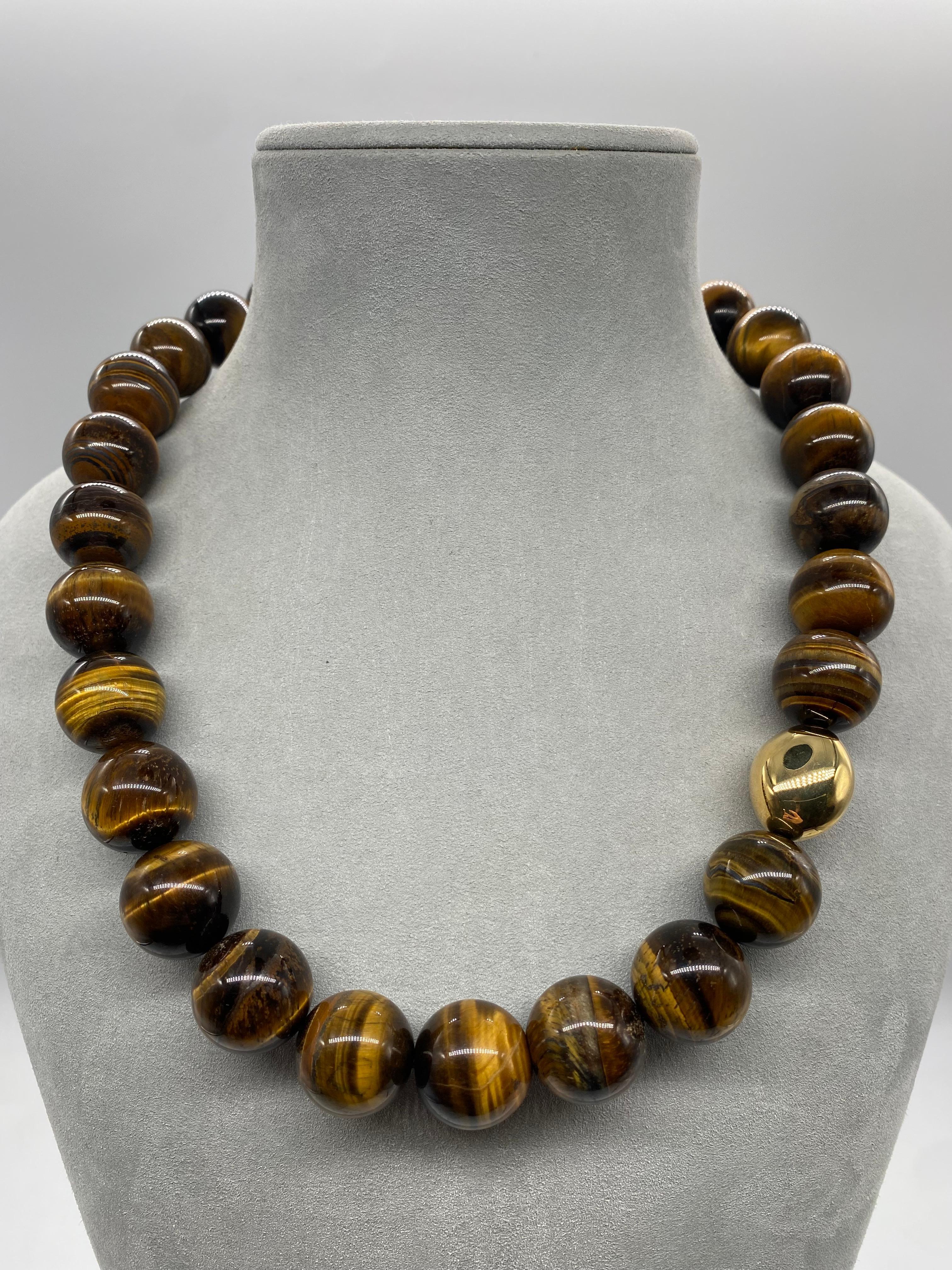 French Beaded Necklaces with Tiger Eye Stone, Yellow Gold and Bakelite
French Collection by Mesure et Art du Temps.

French beaded necklaces accompanied by 26 tiger eyes, 1 beaded yellow gold and to close your necklace there is an easy closure made