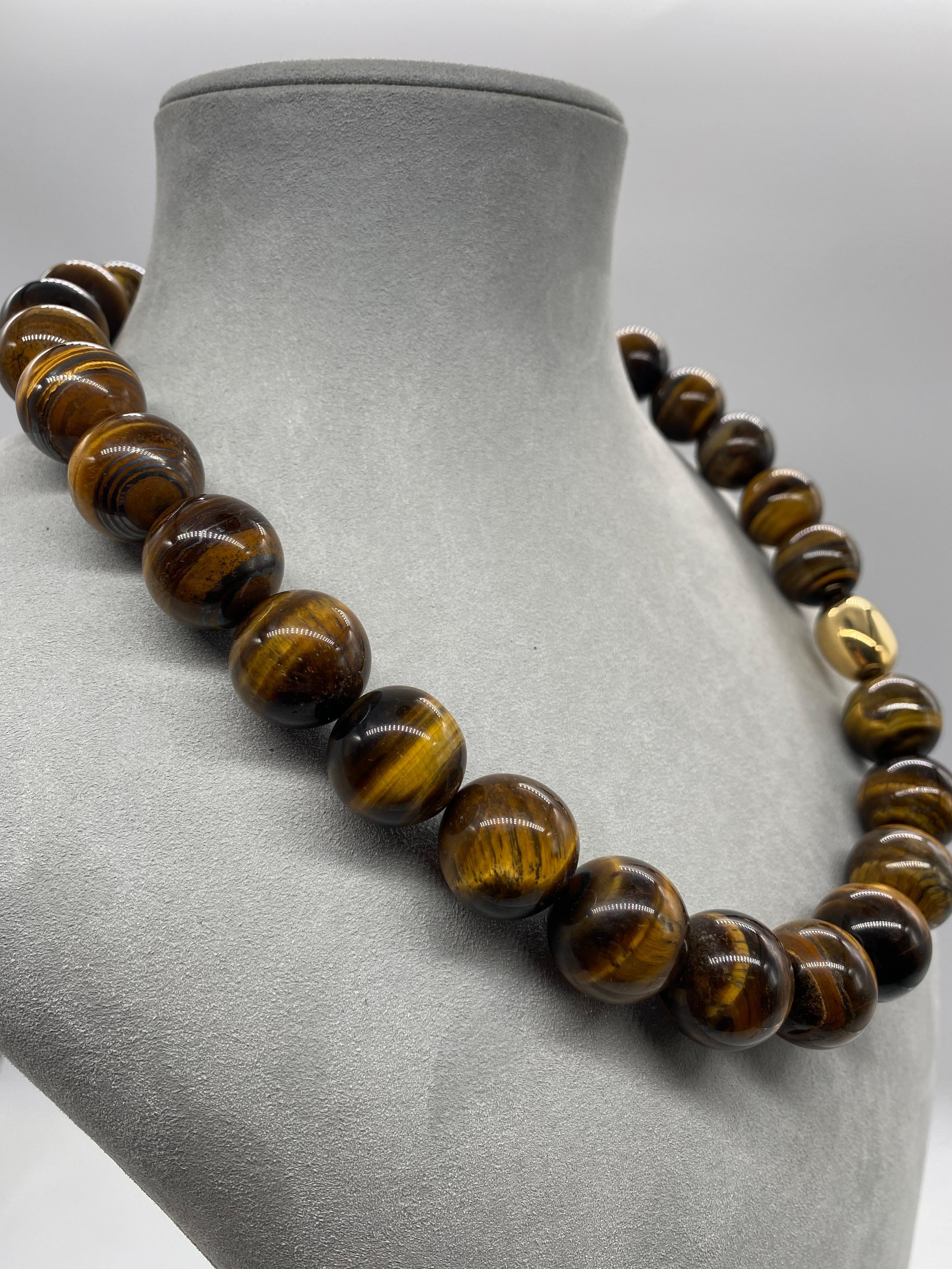 Artisan Colliers français de perles avec pierre œil de tigre, or jaune et bakélite en vente