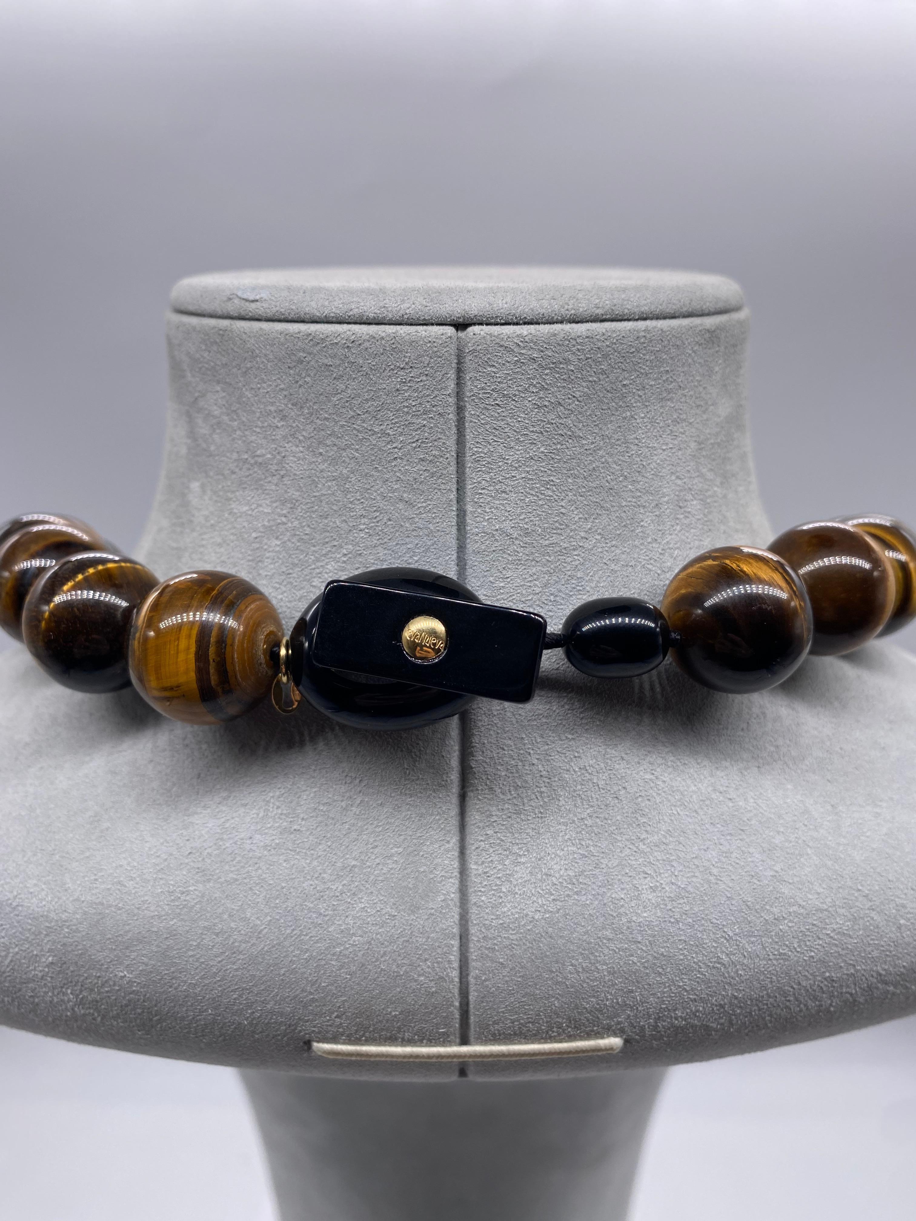 Perlenketten mit Tigerauge-Stein, Gelbgold und Bakelit im Zustand „Neu“ im Angebot in Vannes, FR