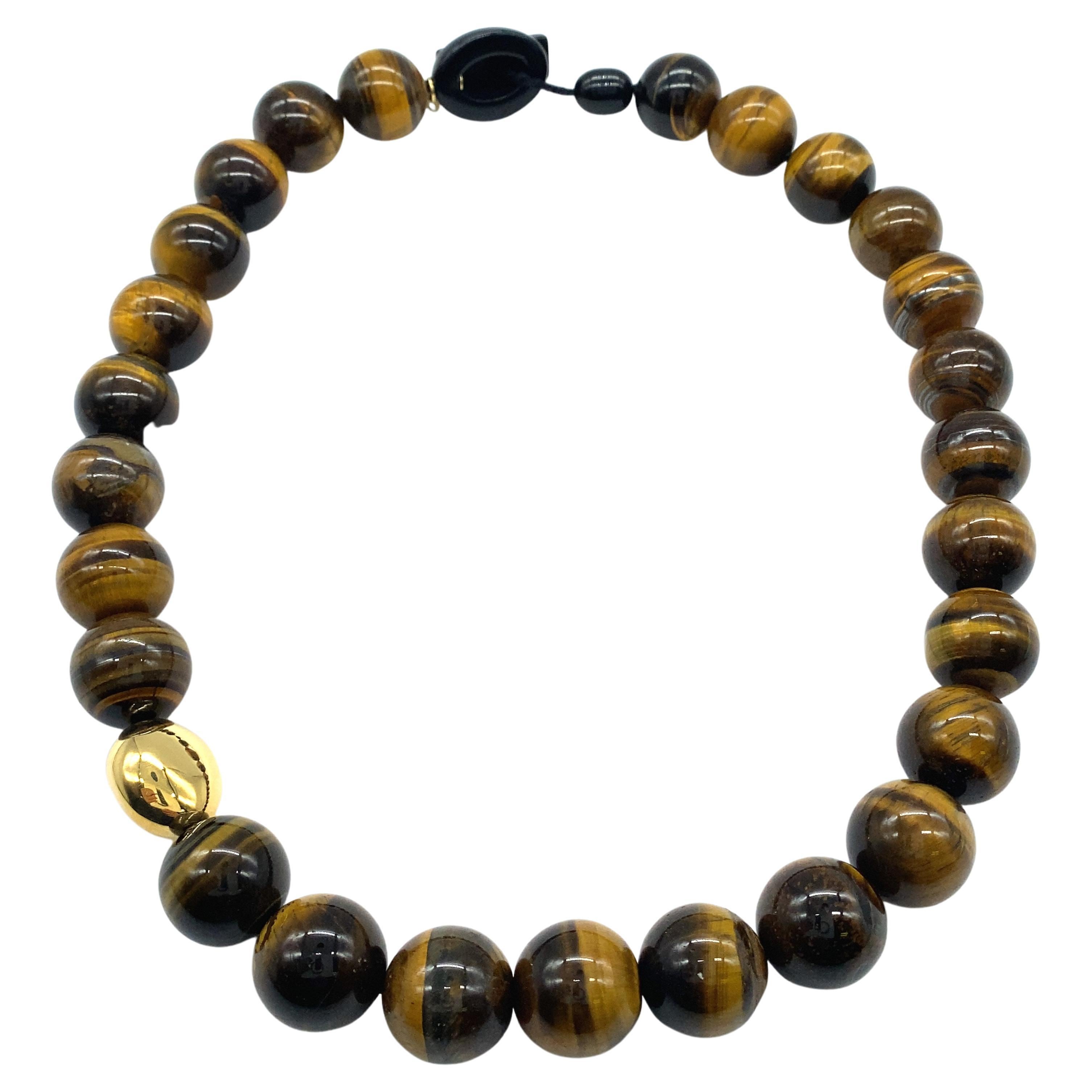 Colliers français de perles avec pierre œil de tigre, or jaune et bakélite