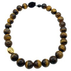 Colliers français de perles avec pierre œil de tigre, or jaune et bakélite