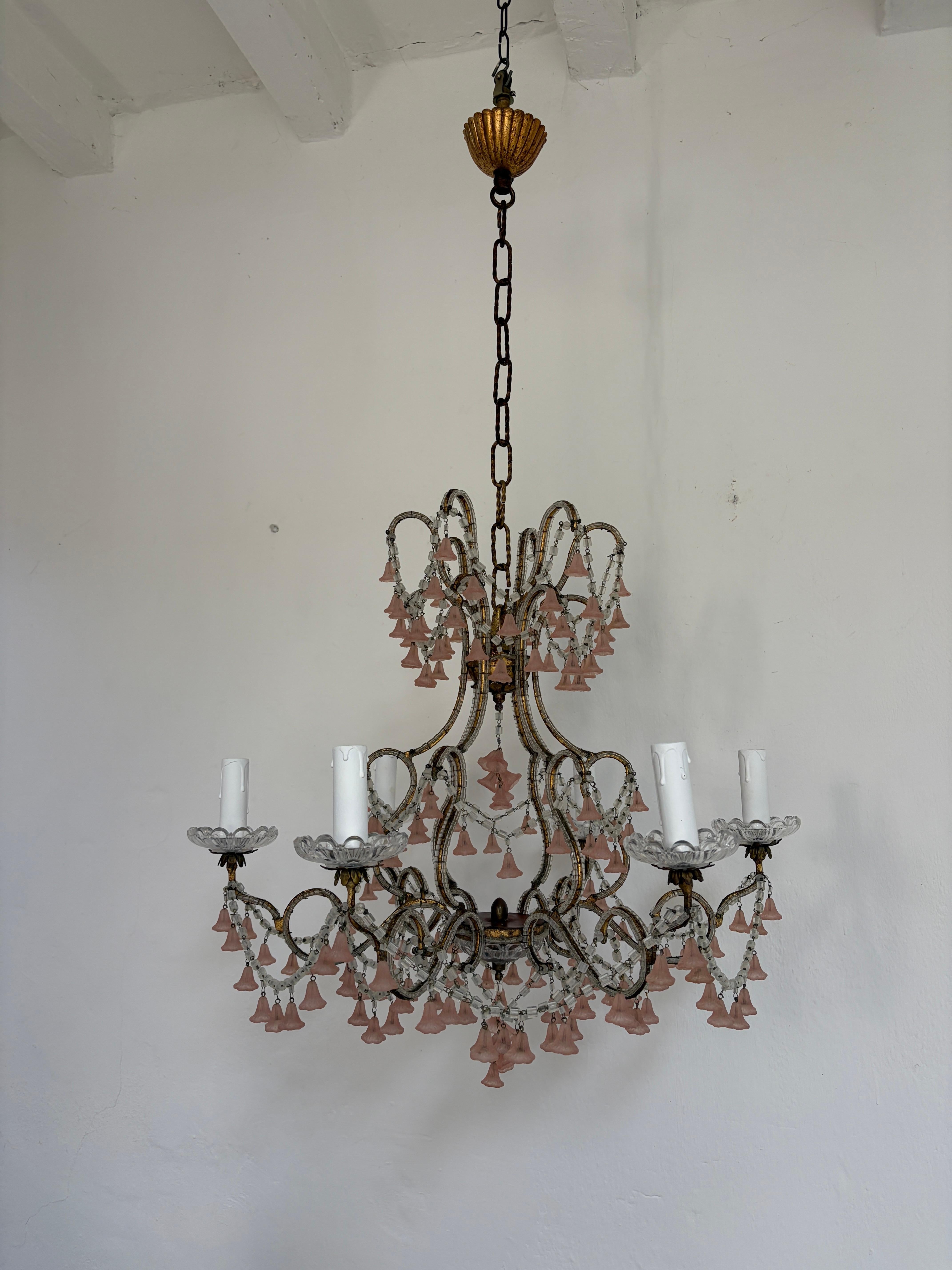 Carcasa de seis luces asentadas en raras bobeches de cristal. Se recableará con enchufes certificados UL US para EEUU y enchufes certificados para el resto de países, listo para colgar. Macarrones con cuentas por todas partes y guirnaldas atadas a