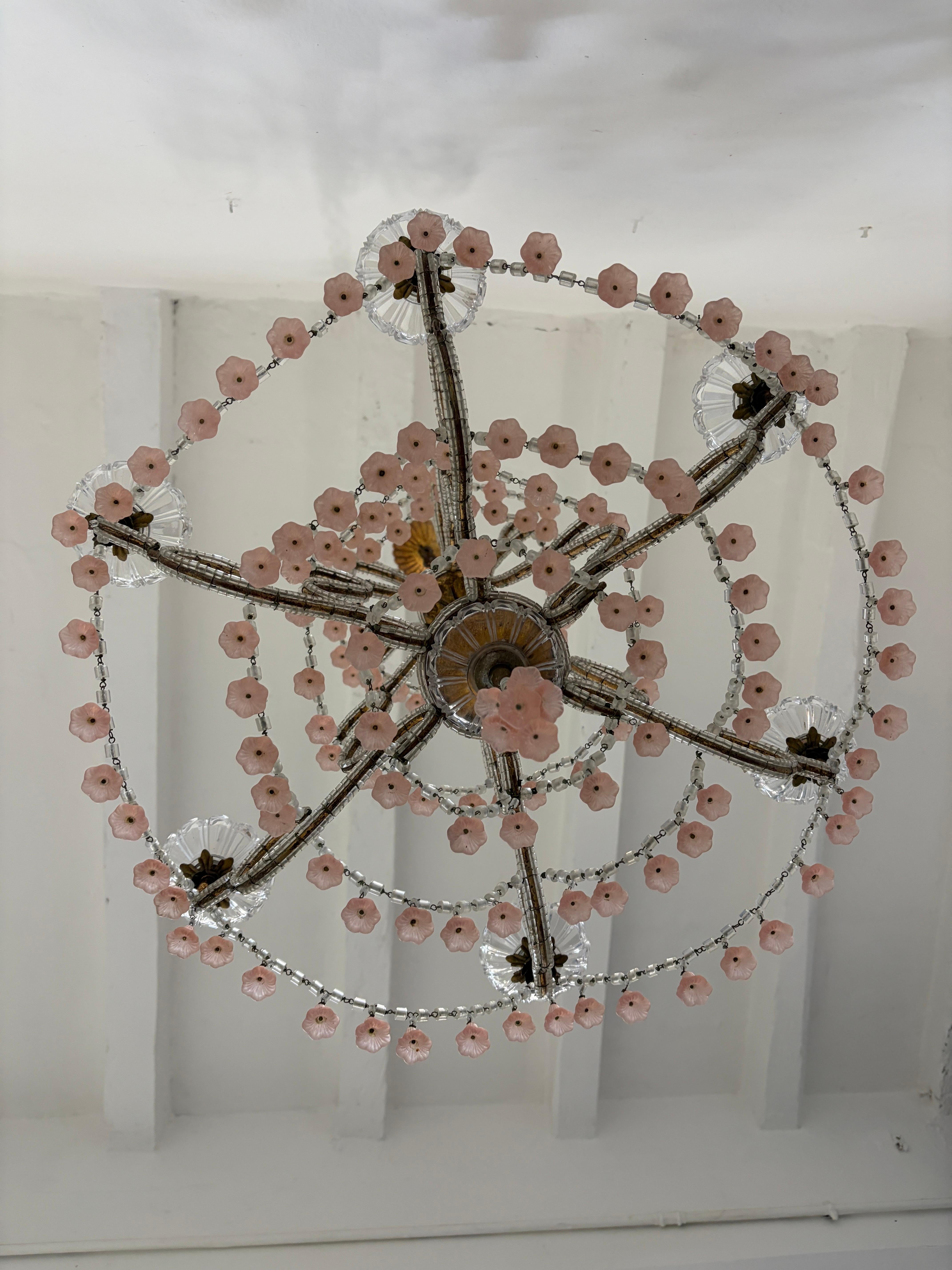 Araña francesa de Murano rosa con cuentas y campanas de flores, circa 1930 Extremadamente rara Barroco en venta