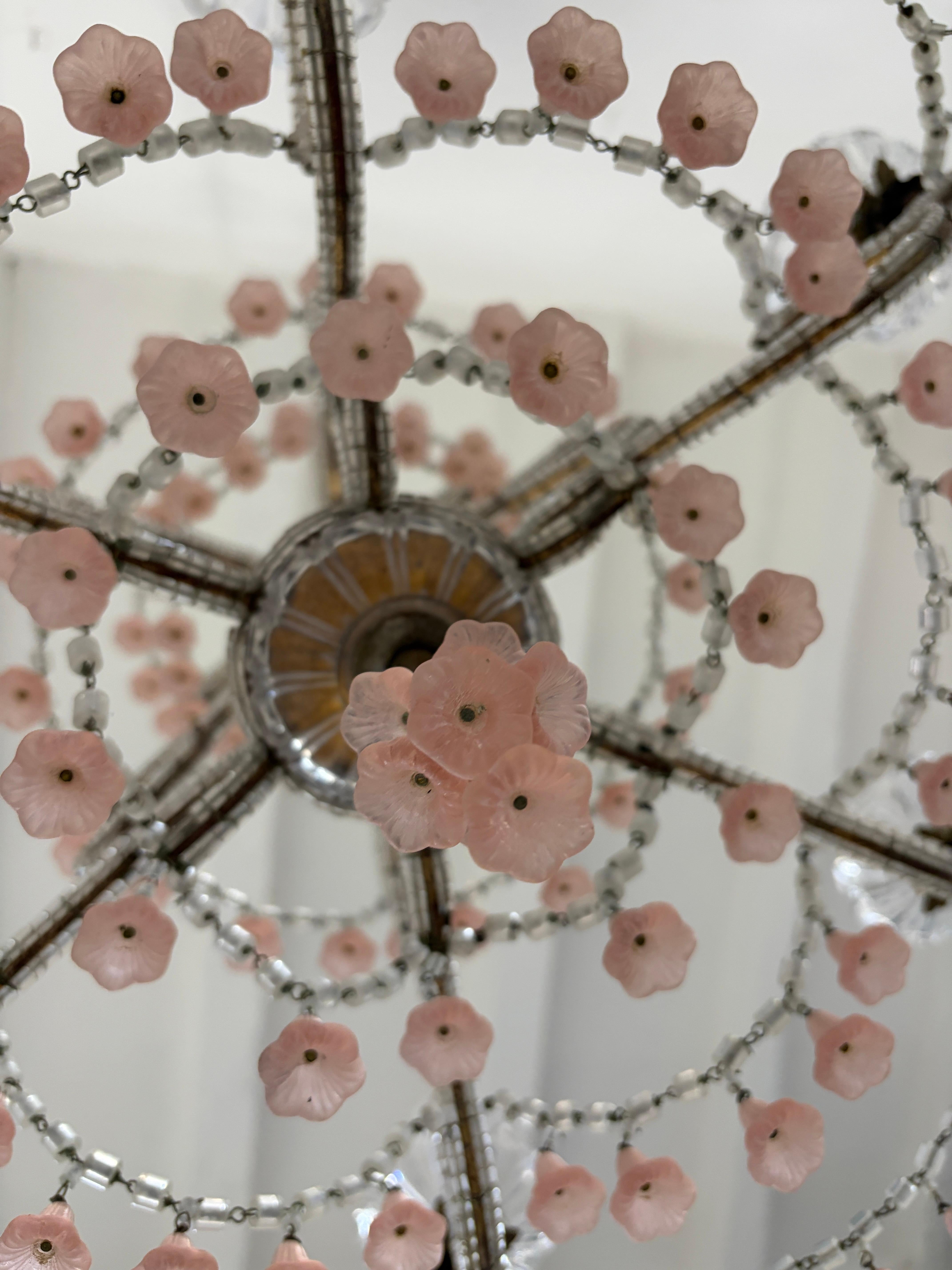 Araña francesa de Murano rosa con cuentas y campanas de flores, circa 1930 Extremadamente rara Francés en venta