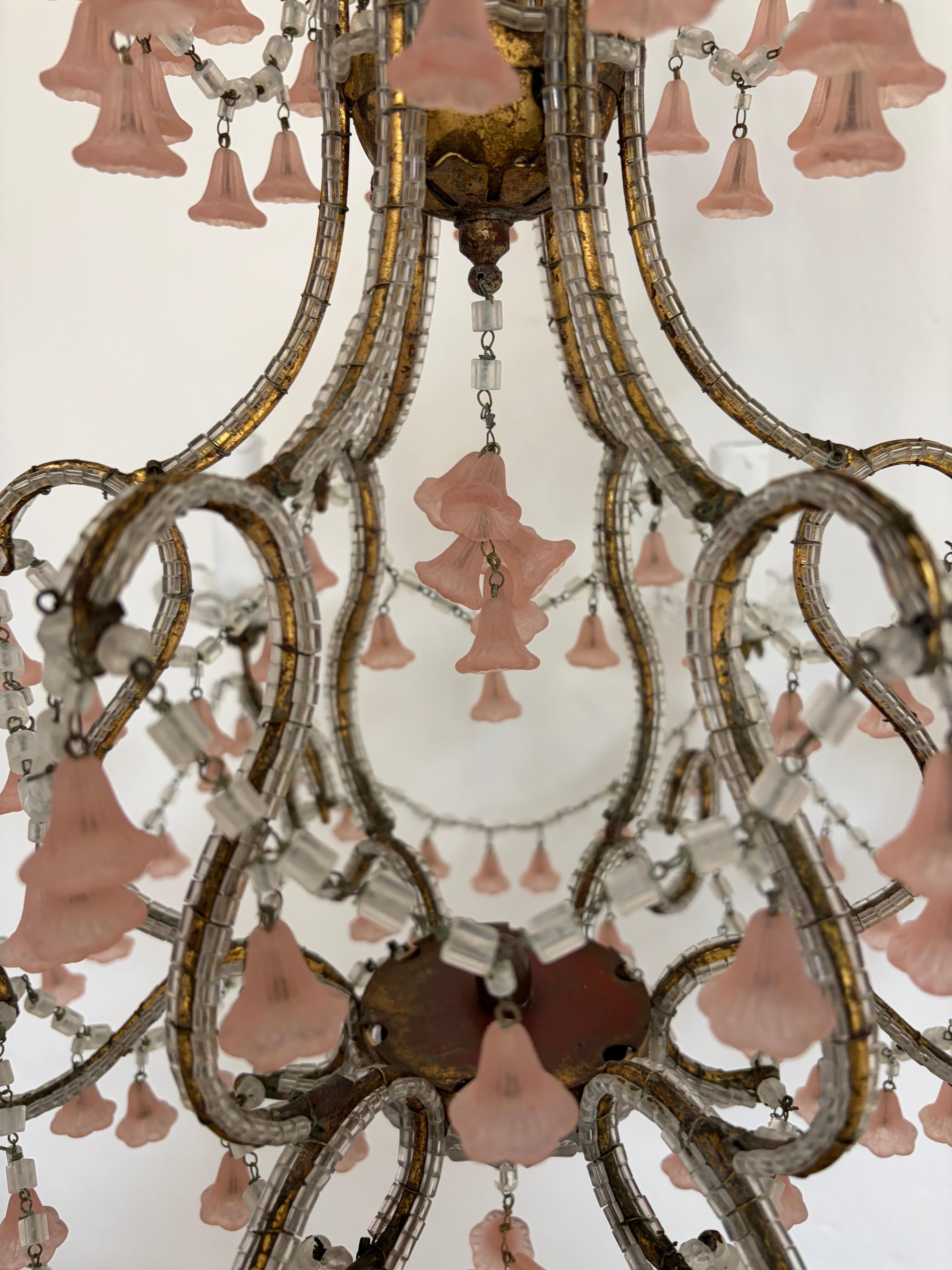 Araña francesa de Murano rosa con cuentas y campanas de flores, circa 1930 Extremadamente rara mediados del siglo XX en venta