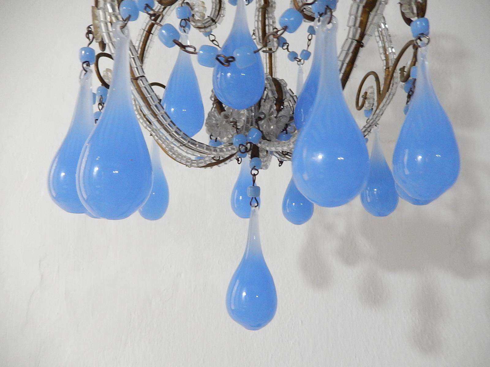 Metà XX secolo Lampadario francese con perline e gocce opaline viola lavanda Petit Beaded Chandelier in vendita