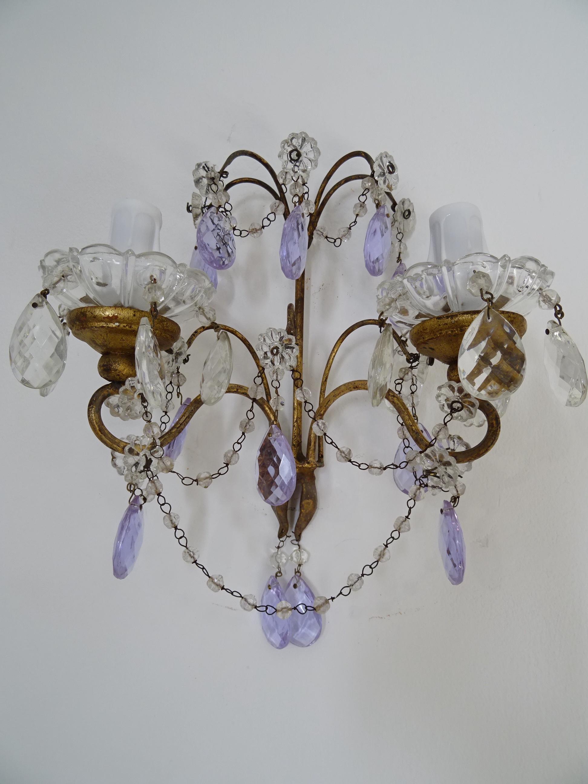 Perlenbesetzte lila-lavendelfarbene Prismen-Kristall-Wandleuchter, 1900 (Frühes 20. Jahrhundert) im Angebot