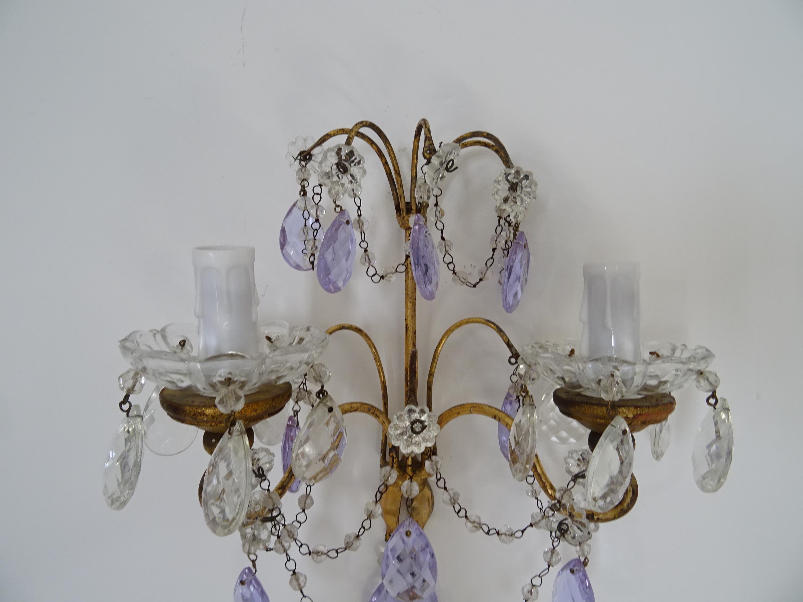 Perlenbesetzte lila-lavendelfarbene Prismen-Kristall-Wandleuchter, 1900 im Angebot 1