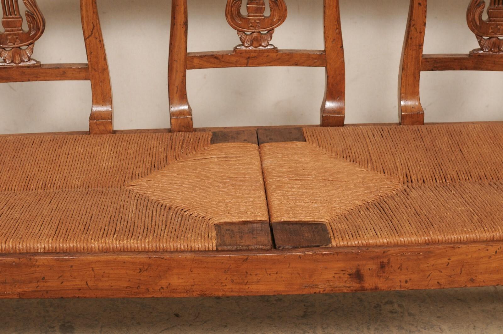 Französische wunderschön geschnitzte Holzbank mit Leier-Rückenlehne und rustikaler Sitzfläche, 19. Jahrhundert im Angebot 3