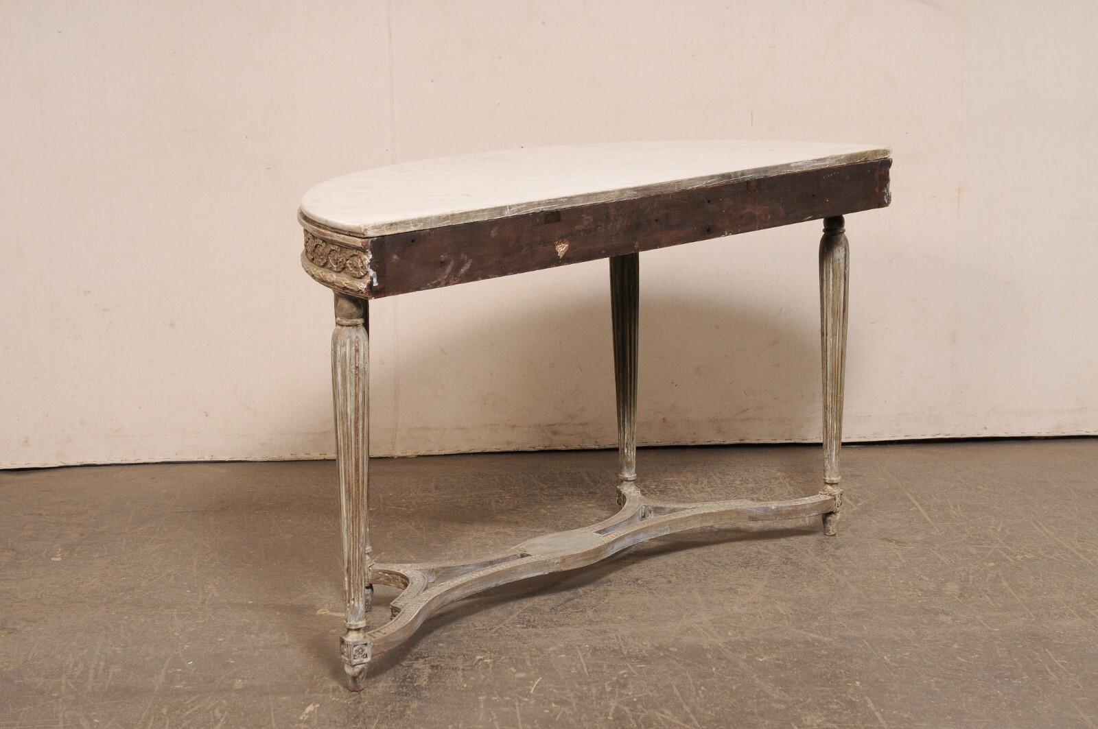 Französische schön detaillierte hölzerne Demi-Lune mit originalem Zobeldeckel, Ende 18. im Angebot 4