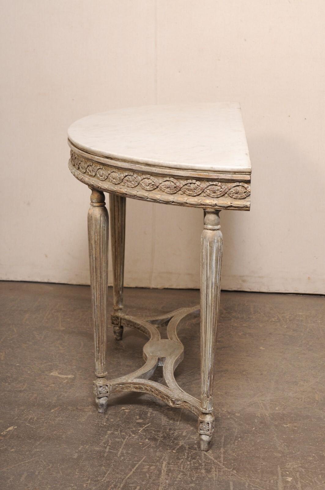 Französische schön detaillierte hölzerne Demi-Lune mit originalem Zobeldeckel, Ende 18. im Angebot 5