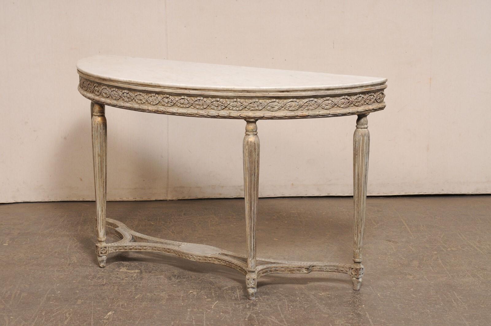 Französische schön detaillierte hölzerne Demi-Lune mit originalem Zobeldeckel, Ende 18. im Angebot 6