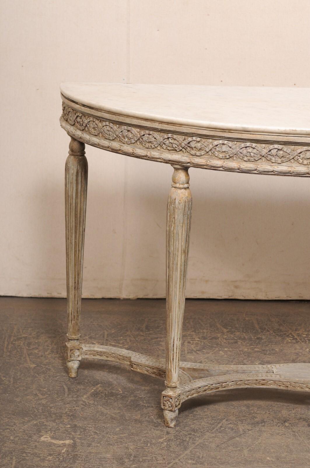 Französische schön detaillierte hölzerne Demi-Lune mit originalem Zobeldeckel, Ende 18. (Neoklassisch) im Angebot