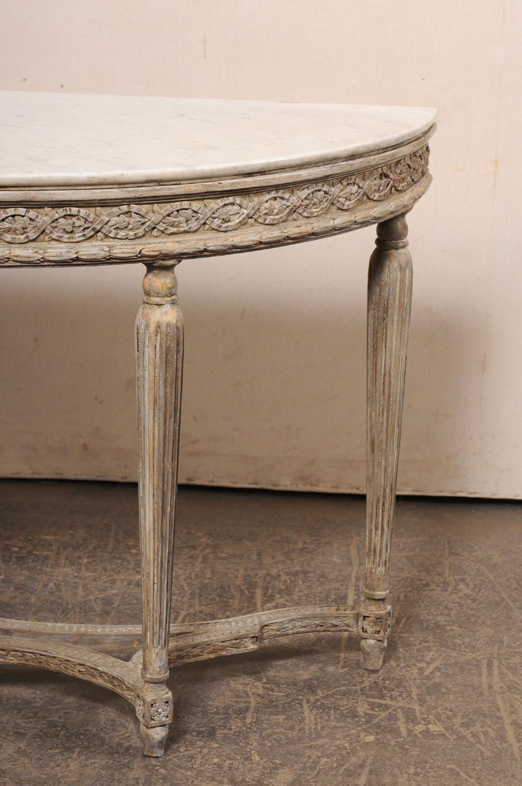Französische schön detaillierte hölzerne Demi-Lune mit originalem Zobeldeckel, Ende 18. im Zustand „Gut“ im Angebot in Atlanta, GA