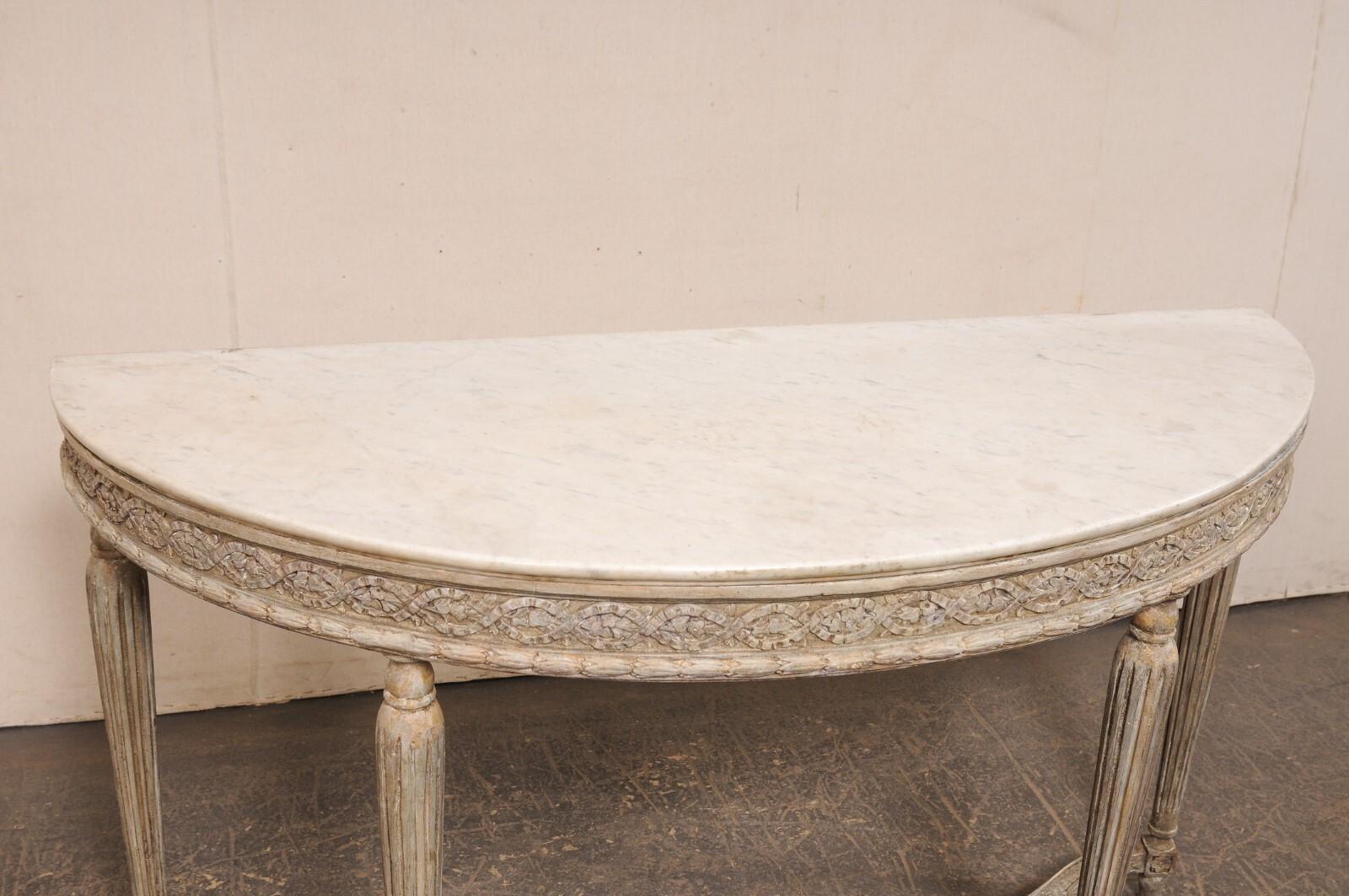 Französische schön detaillierte hölzerne Demi-Lune mit originalem Zobeldeckel, Ende 18. (19. Jahrhundert) im Angebot